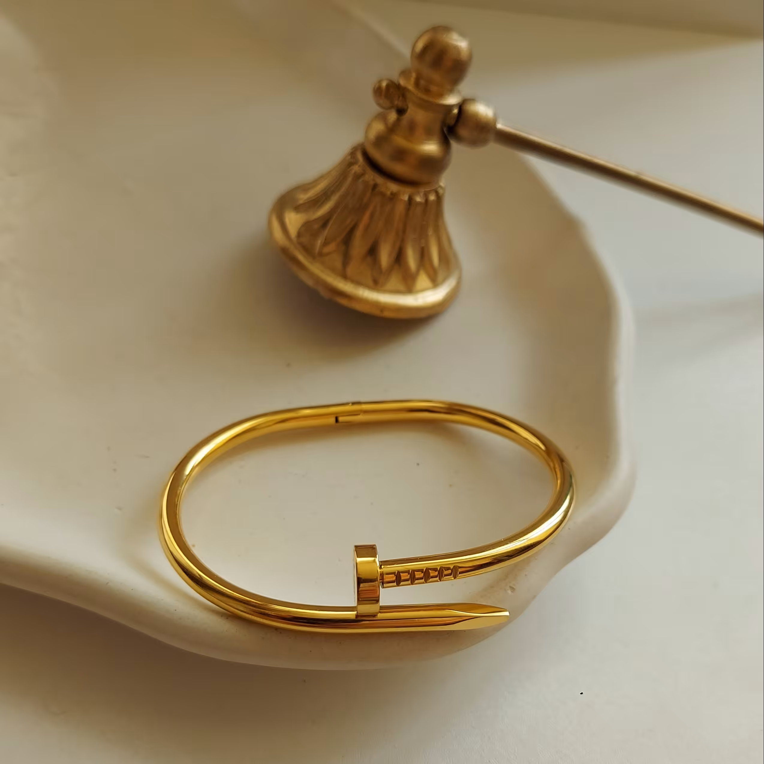 بنگل میخ استیل اصل حک کارتیر روی کار  دورنگ طلایی و سیلور