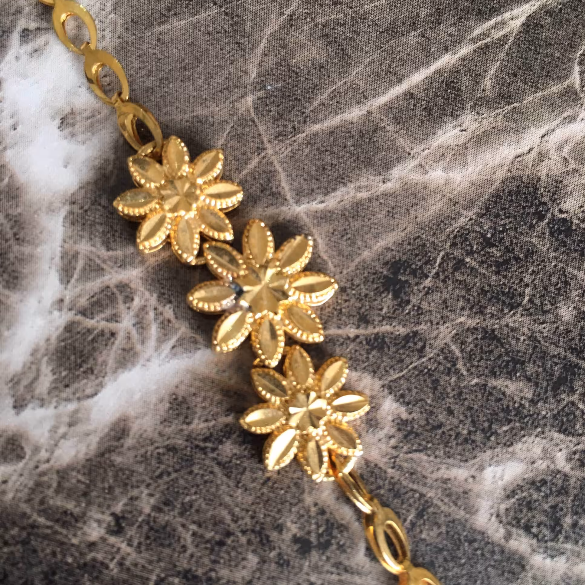 دستبند زنانه طلایی طرح خوشید طلا رنگ ثابت 