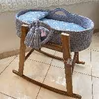 کریر نوزادهمراه با گهواره کاملا چوبی از جنس گردو و ست تشک و بالشت دلبرش