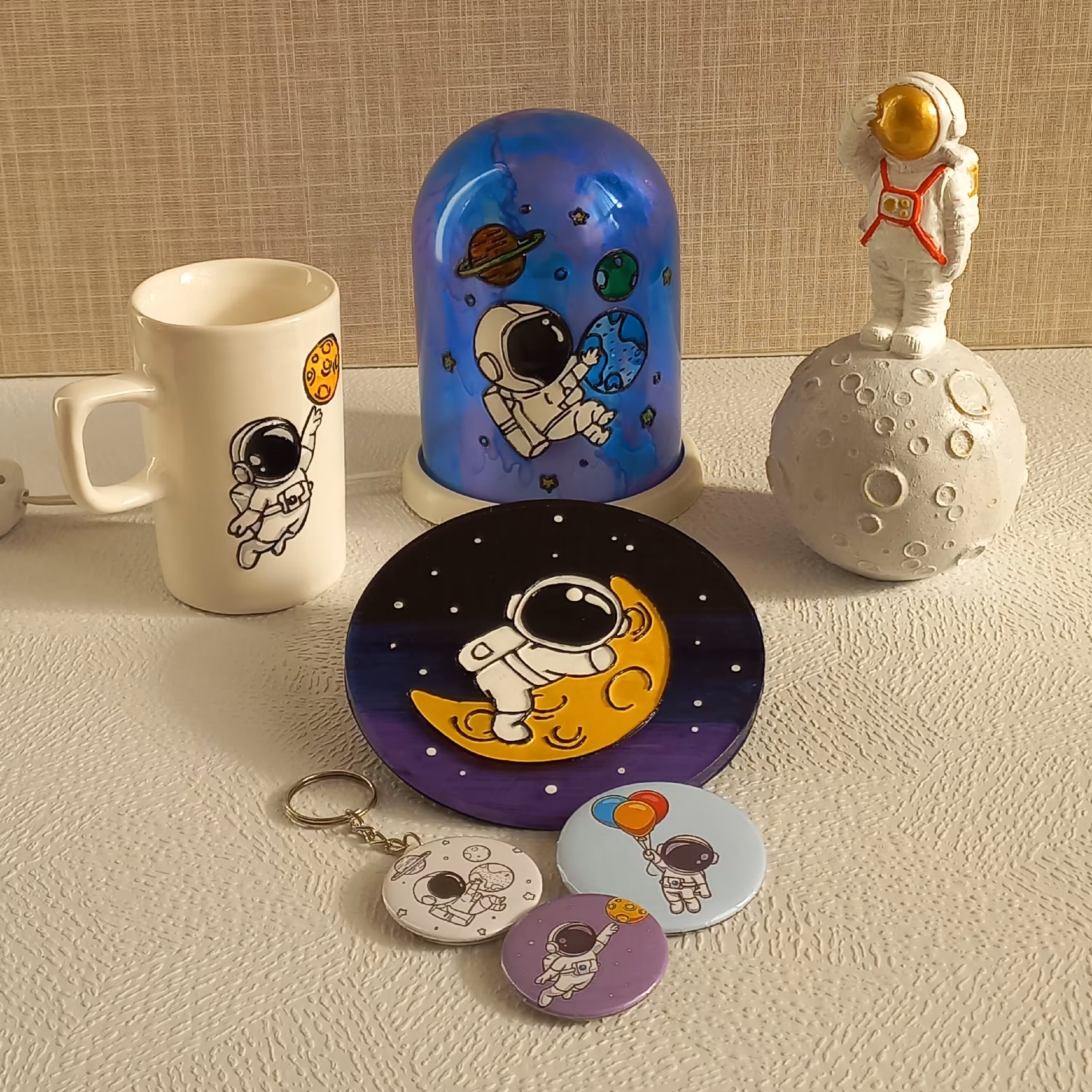 ست هدیه فضانوردی  برای عاشقان فضا و فضانوردی شامل چراغ خواب،مجسمه،پیکسل،دیوارکوب،ماگ