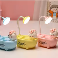 چراغ مطالعه شارژی و جا قلمی مداد تراش دار طرح وان حمام فانتزی مدادتراش دانش آموزان رنگ سبز صورتی بنفش