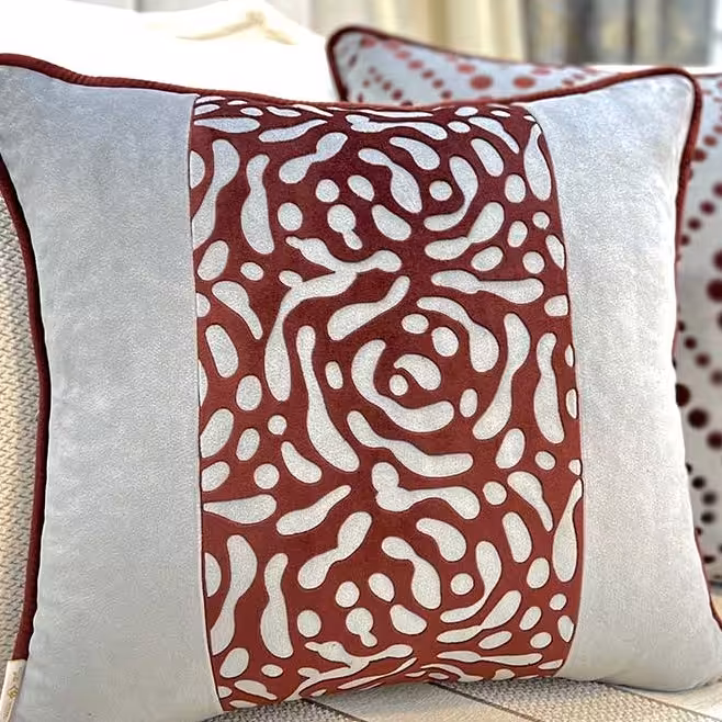 کوسن مربعی طرح رز (گل) مخمل طوسی زرشکی