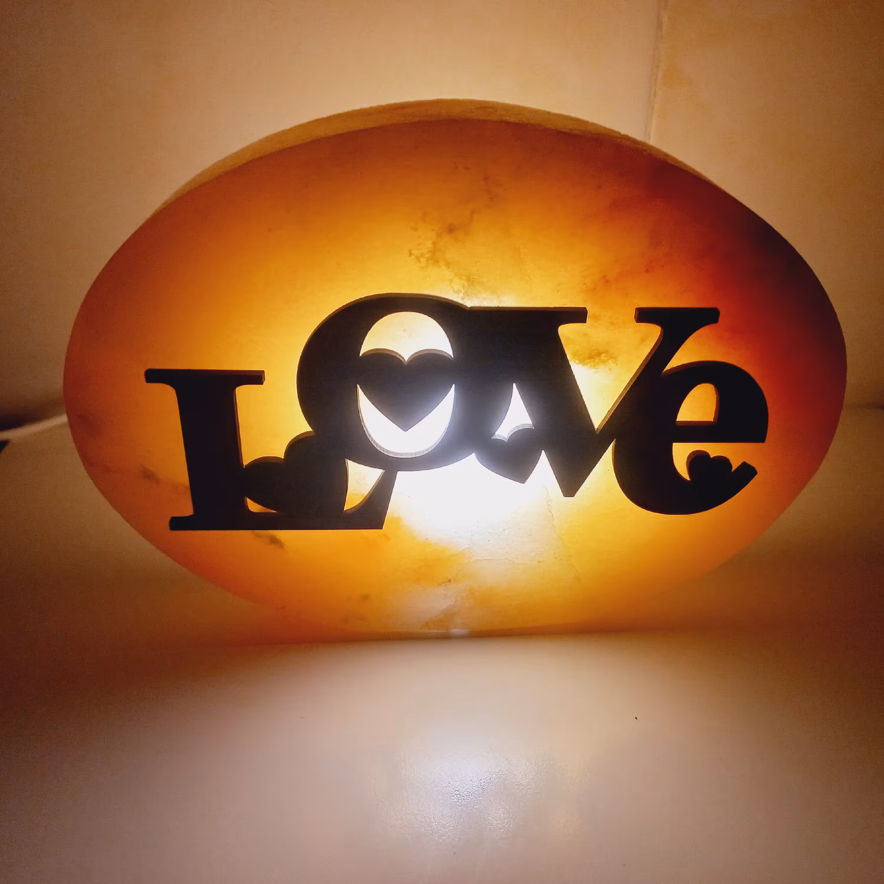 آباژور  یا چراغ خواب دکوری سنگ نمک مدل لاو بیضی