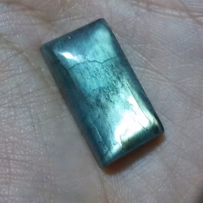 نگین لابرادوریت با تلالویی بی نظیر و زیبا وارداتی از کشور لابرادور کانادا تراش مستطیل شکل کد 176