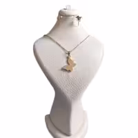 نیم ست طلایی رنگ گوشواره و گردنبند با طرح پروانه 5