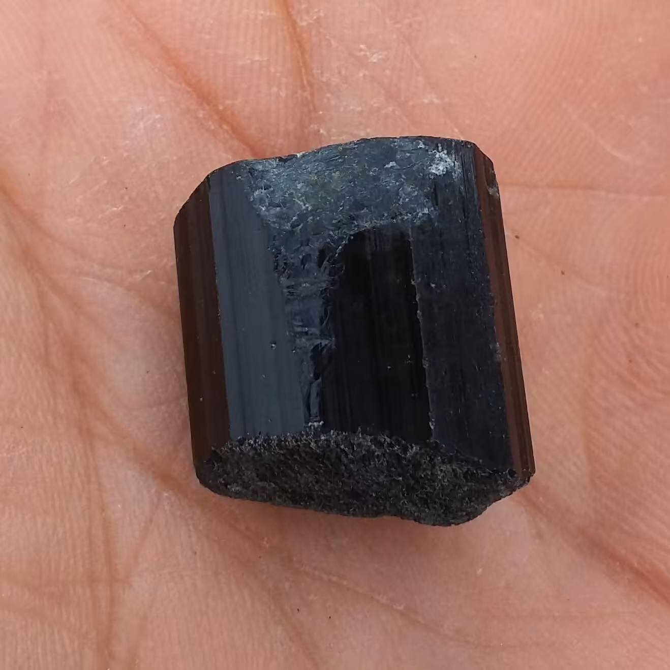 سنگ راف تورمالین شرول وارداتی ارزشمند شاهکار خلقت 100درصد طبیعی مناسب جهت کلکسیون و ساخت نگین کد 9521