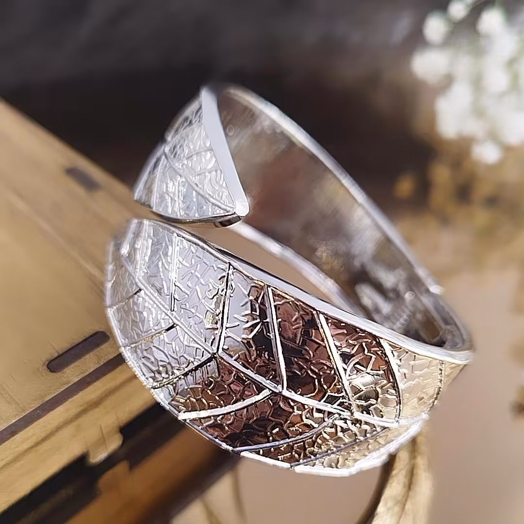 بدلیجات دستبند مدل برگ تمام استیل با ابکاری عالی 