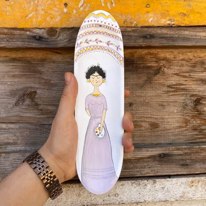 جاعودی سفالیدختر نقاش طراحی شده با رنگ اکریلیک ابعاد تقریبی 24 در6سانتیمتر قابل شستشو