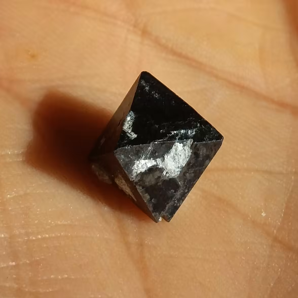 سنگ صد در صد طبیعی مگنتیت
شاهکار خلقت بدون دستکاری
سنگ بطور طبیعی دارای ضلع میباشد که همین امر باعث ارزشش میشه
کد 10314