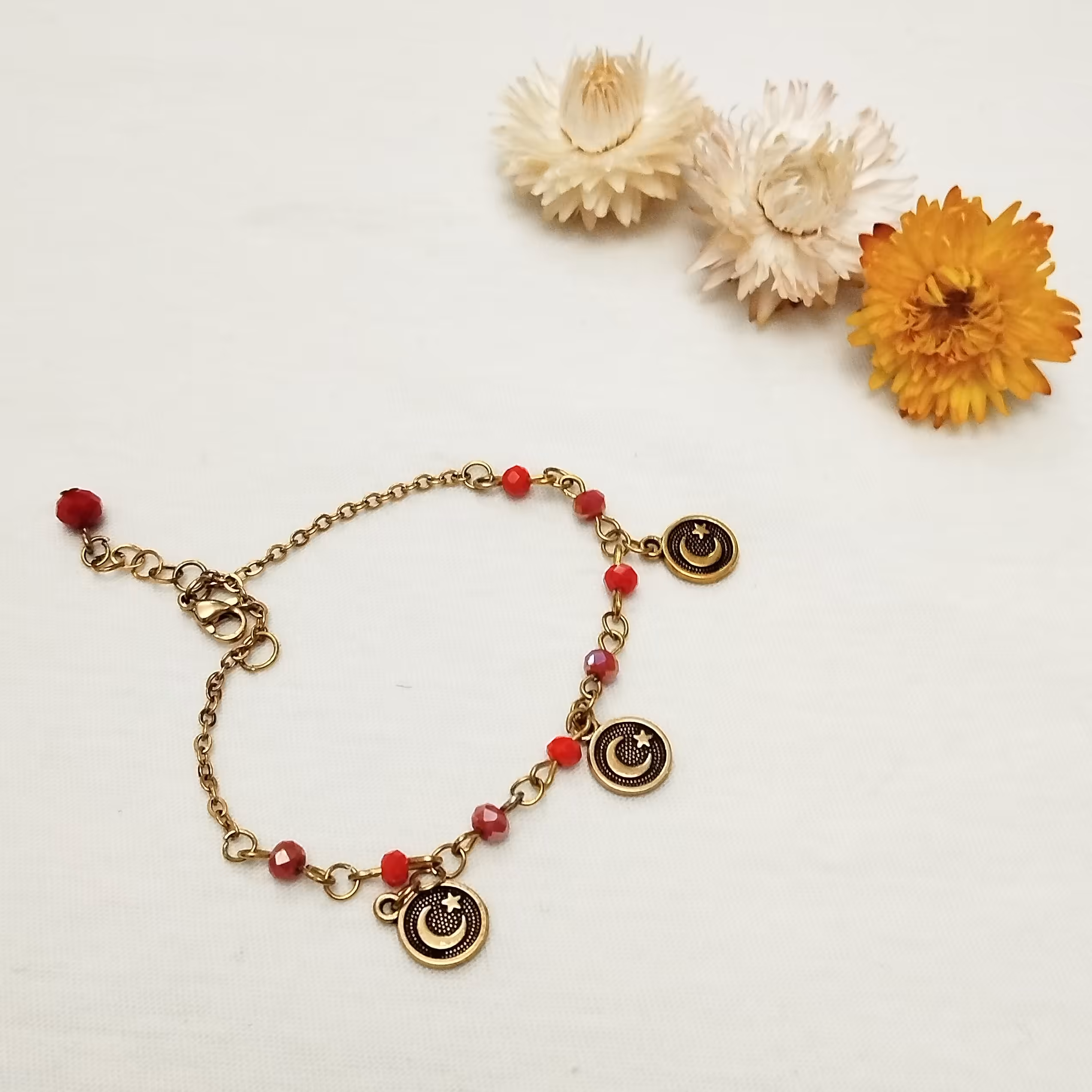 دستبند کریستال و استیل  طلایی رنگ ثابت با آویز ماه و ستاره 