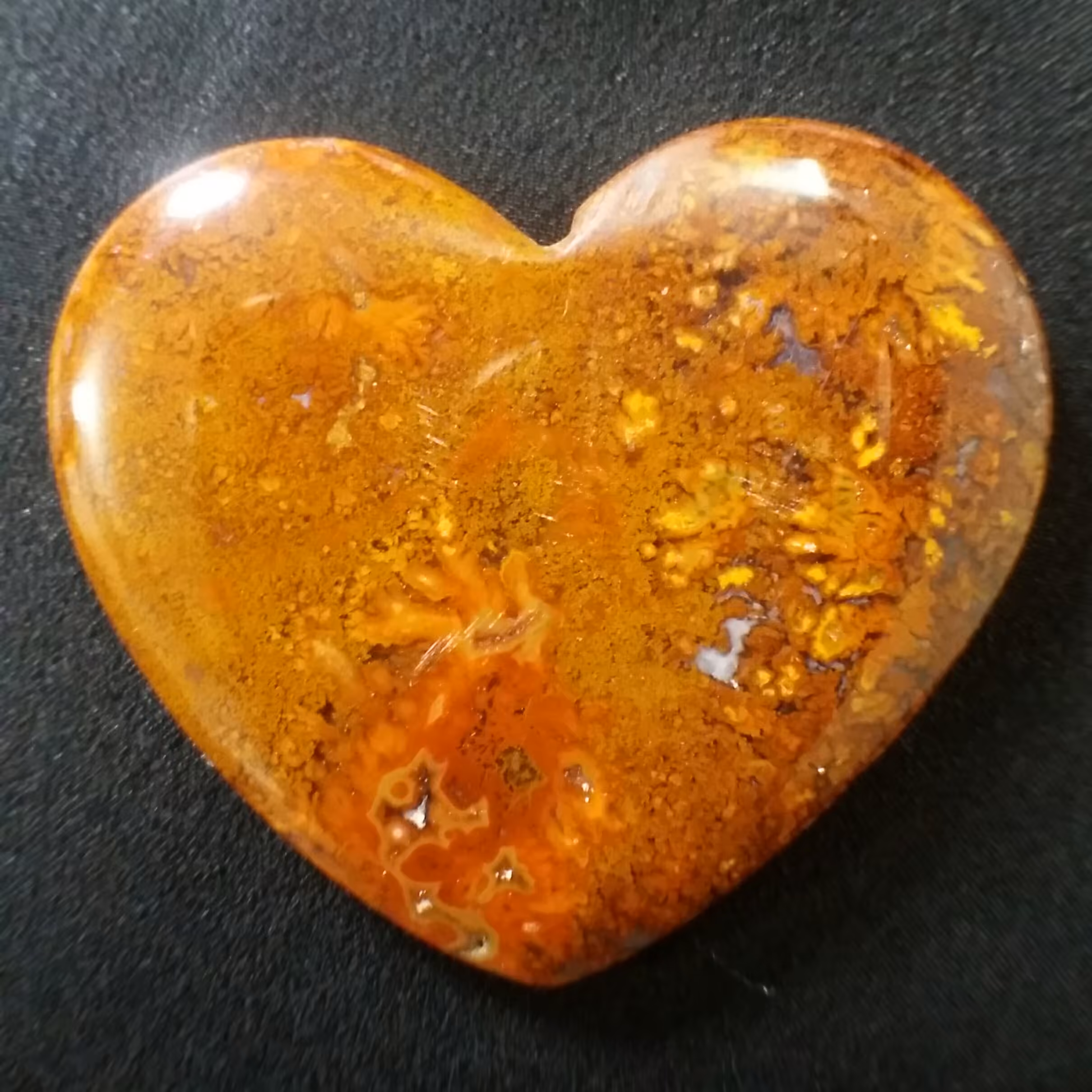 نگین شجر پاییزه دو طرف پولیش آیینه ای تراش قلب بسیار خوش رنگ خاص و زیبا کلکسیونی