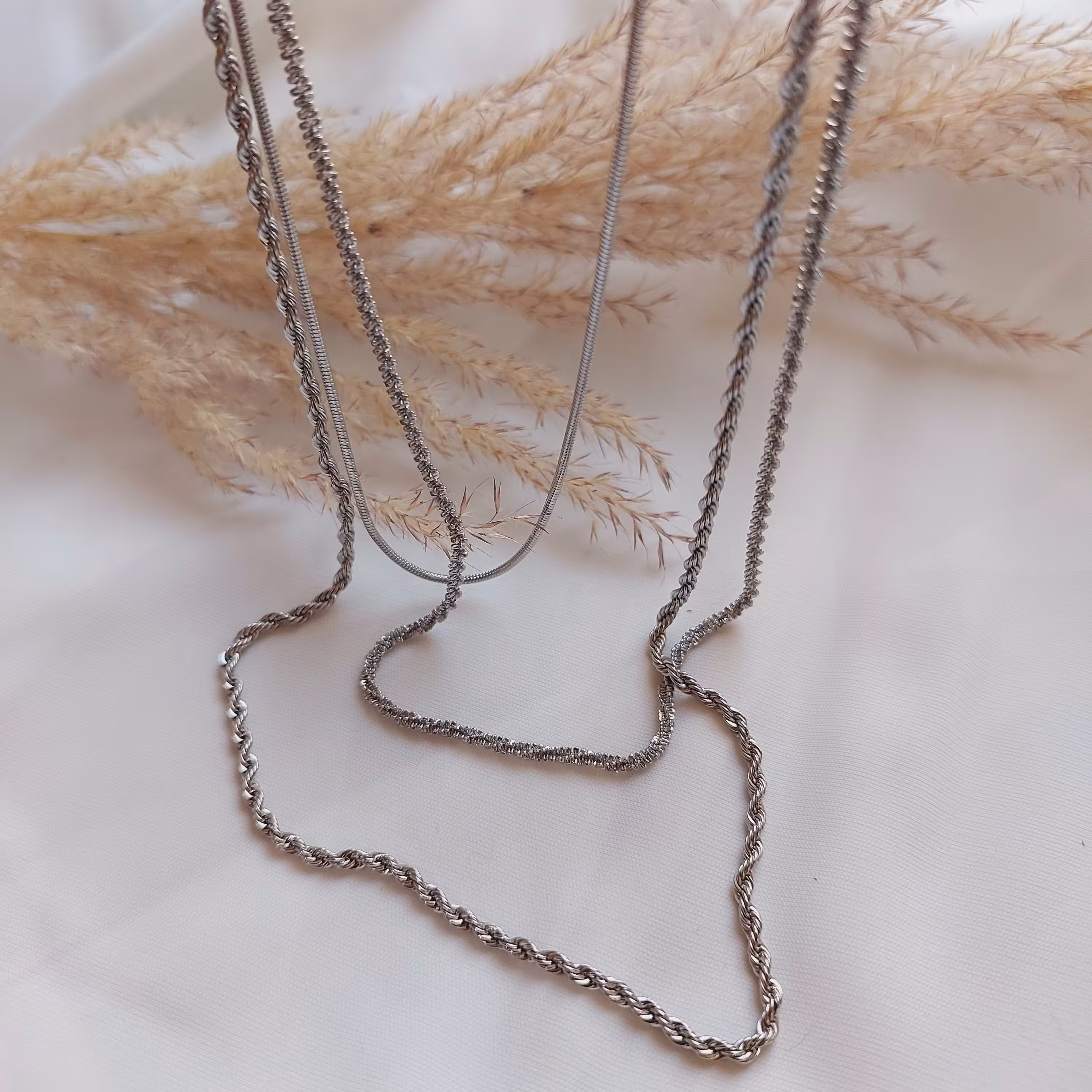 گردنبند سه ردیفه استیل نقره ای،رنگ ثابت و ضد حساسیت