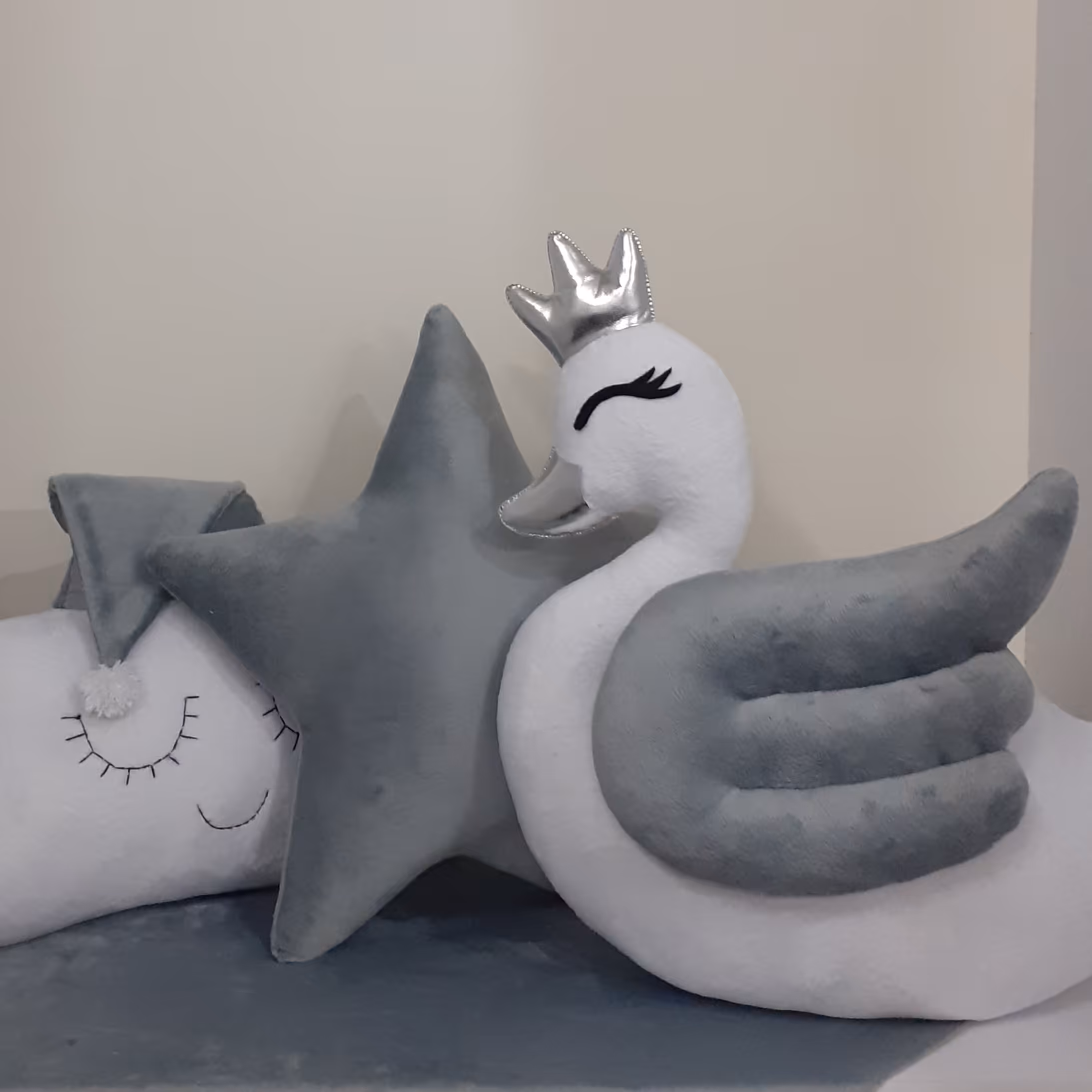 کوسن عروسکی مخمل برای سیسمونی و اتاق کودک