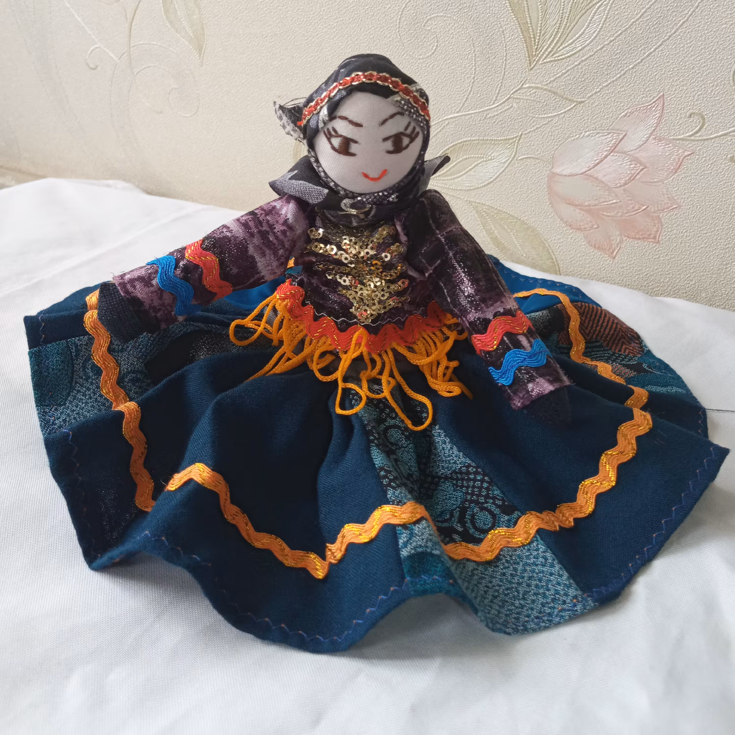  عروسک محلی پارچه ای کار دست با لباس سنتی کرمانجی دست دوز 