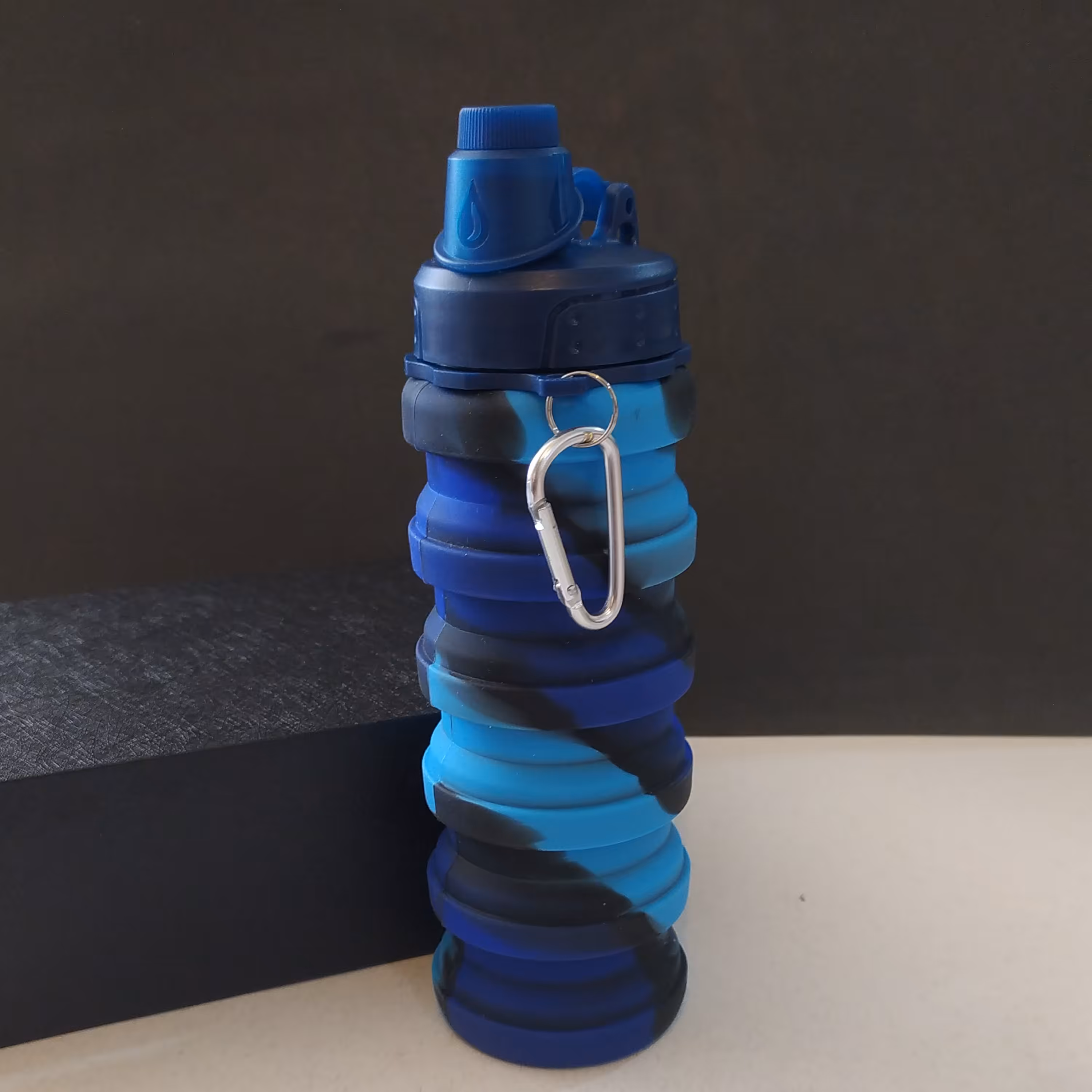 قمقمه آب سلیکونی جمع شو  تغییر سایز  با تا شدن حجم نهایی 500 میلی لیتر رنگ  آبی