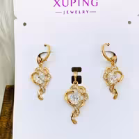 نیمست گردنبندو گوشواره ی ژوپینگ طرح گل نگین سفیدسوارسکی  آبکاری طلا 
بدون زنجیر