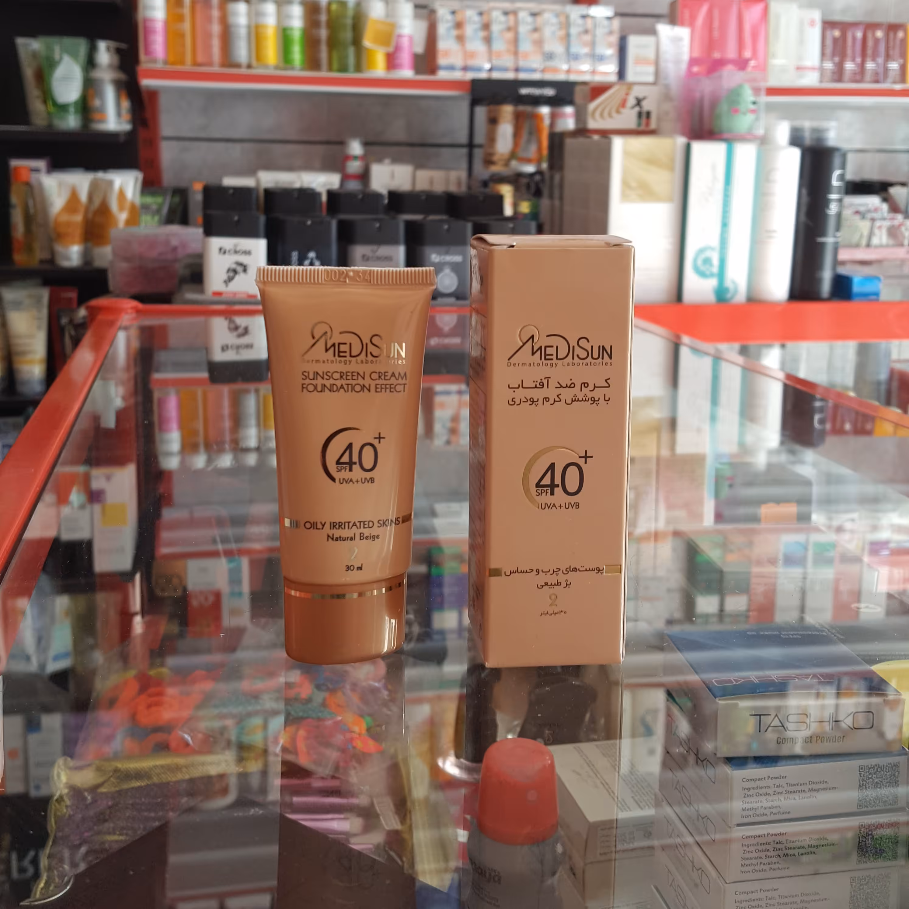 کرم ضد آفتاب رنگی مدیسانspf40-با پوشش کرم پودری-مناسب پوست های چرب و حساس-بژ طبیعی-حجم30میل