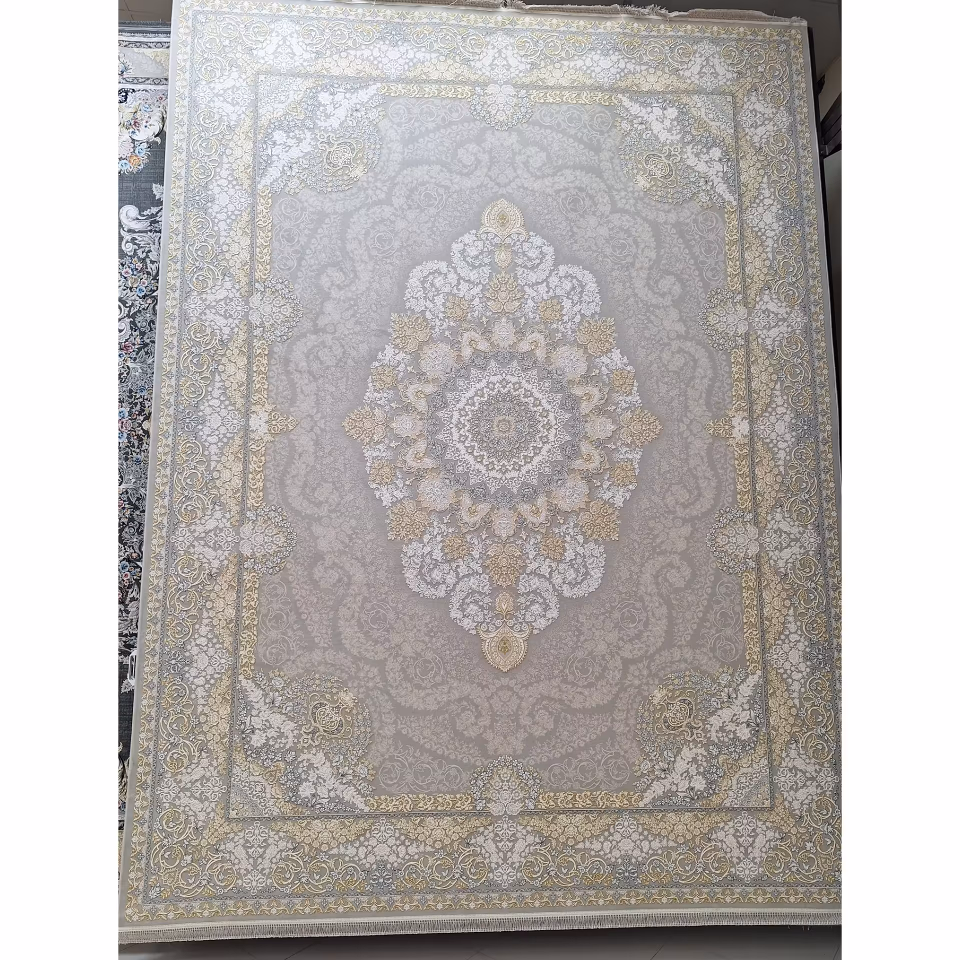 فرش ماشینی 1200 شانه گل برجسته اصل تراکم 3600 طرح کریستال  زمینه ترمه ای(فیلی) 12 متری جنس اکرولیک