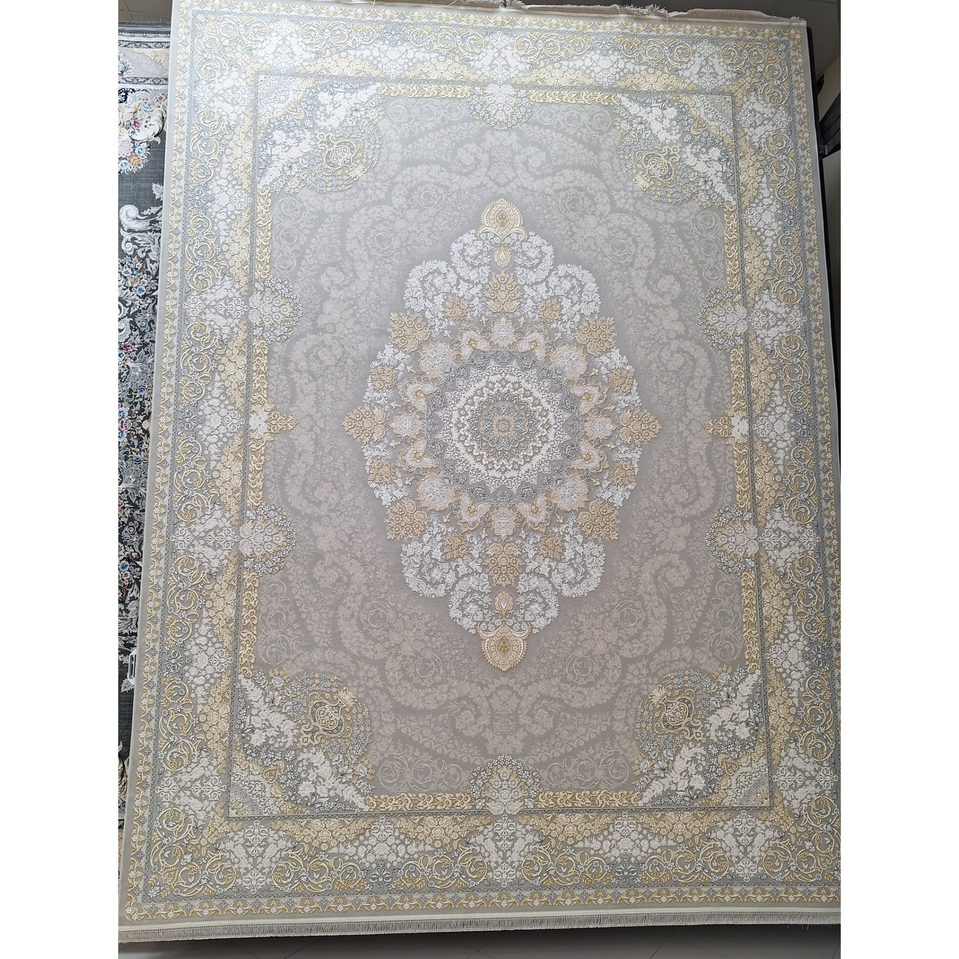 فرش ماشینی 1200 شانه گل برجسته اصل تراکم 3600 طرح کریستال زمینه ترمه ای(فیلی) 12 متری جنس اکرولیک