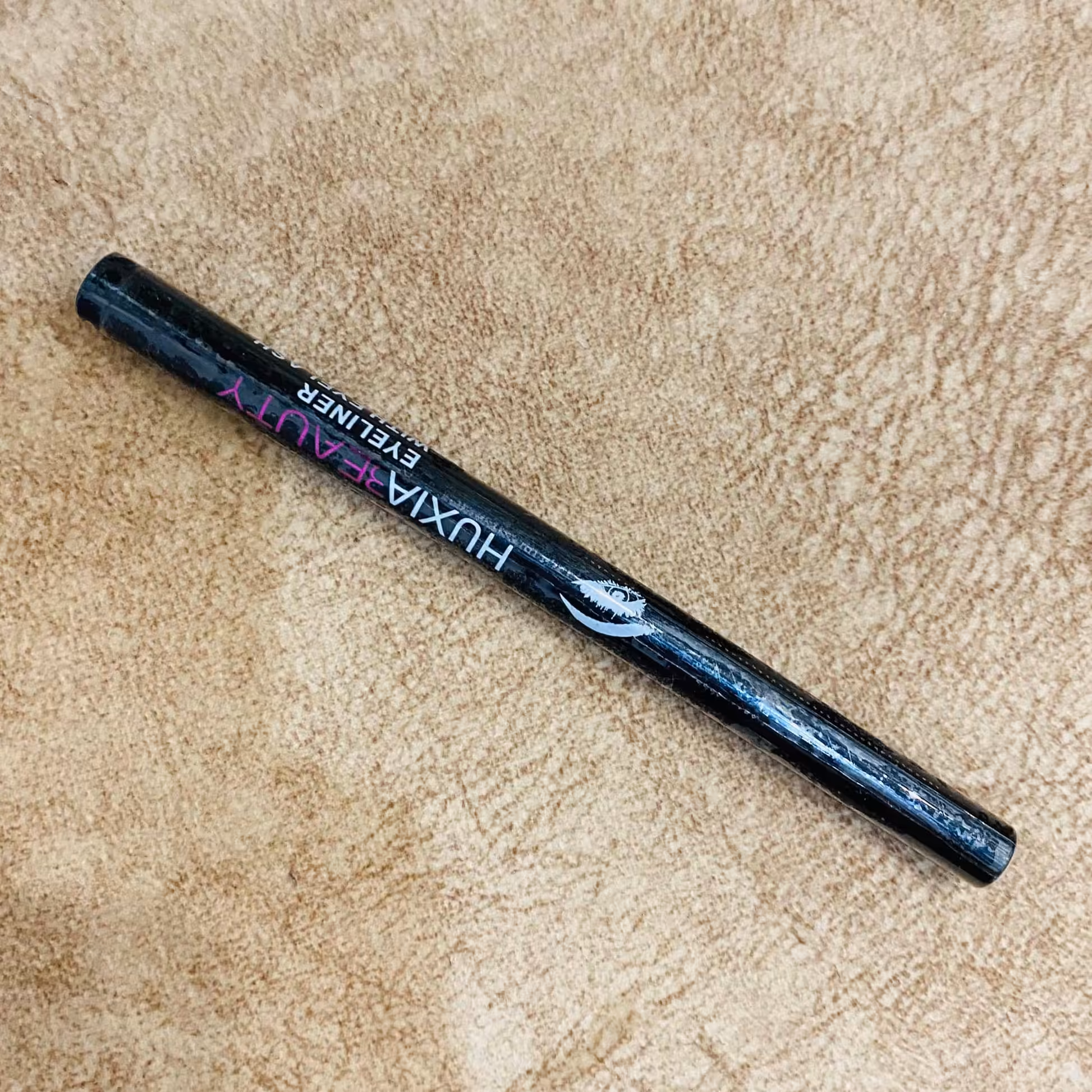 خط چشم ماژیکی رنگ مشکی 