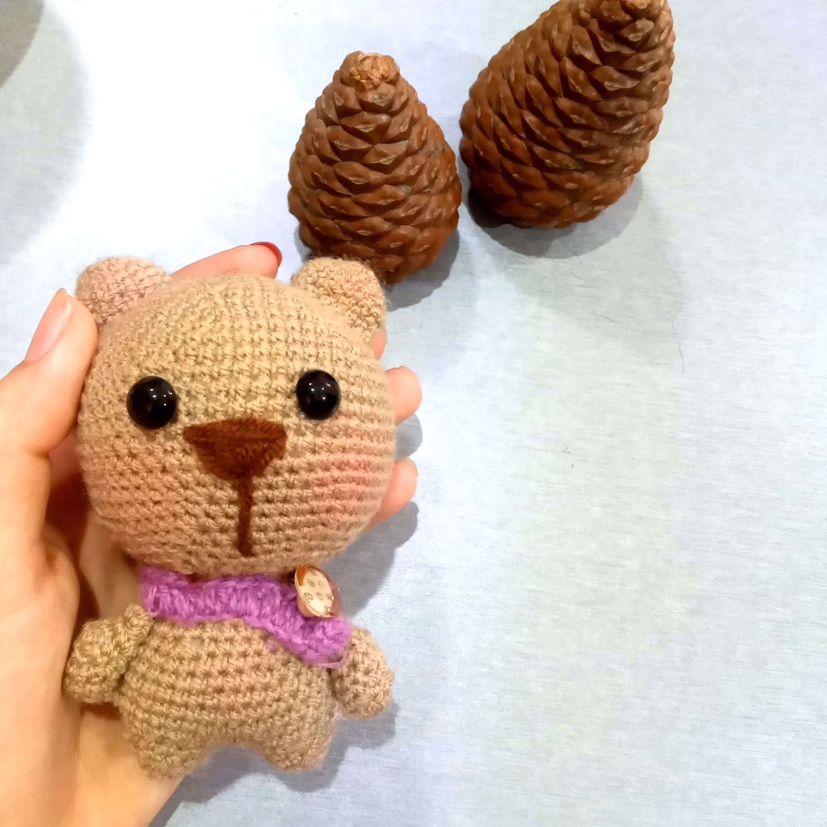 عروسک خرس کله گنده با بافتی تمیز  و با رنگ دلخواه شما بافته میشه و قدش هم حدود 13 سانتی متر هست و خیلی هم بانمکه