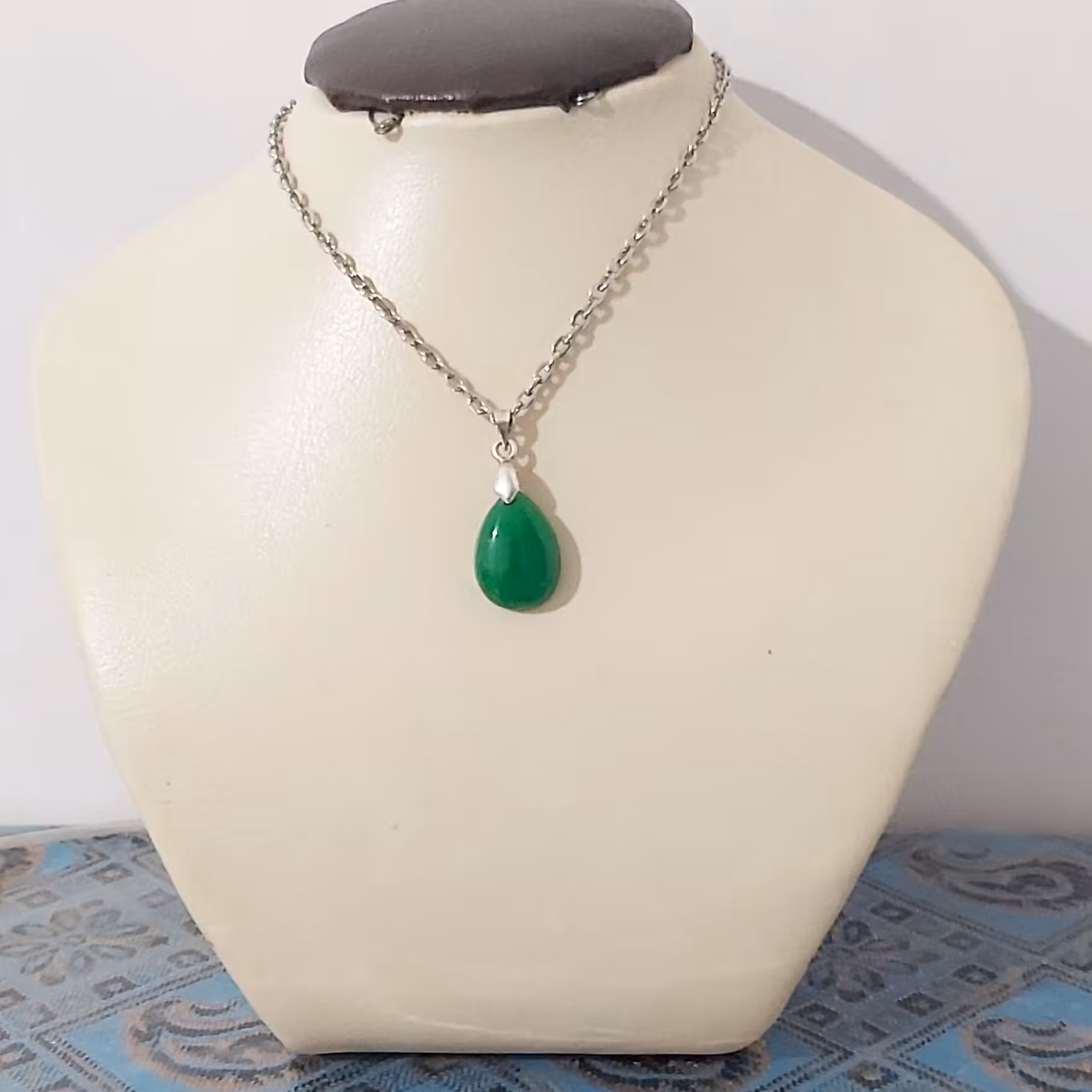 نگین جید (یشم) زمردی  اشک تراش  مناسب گردن آویز 