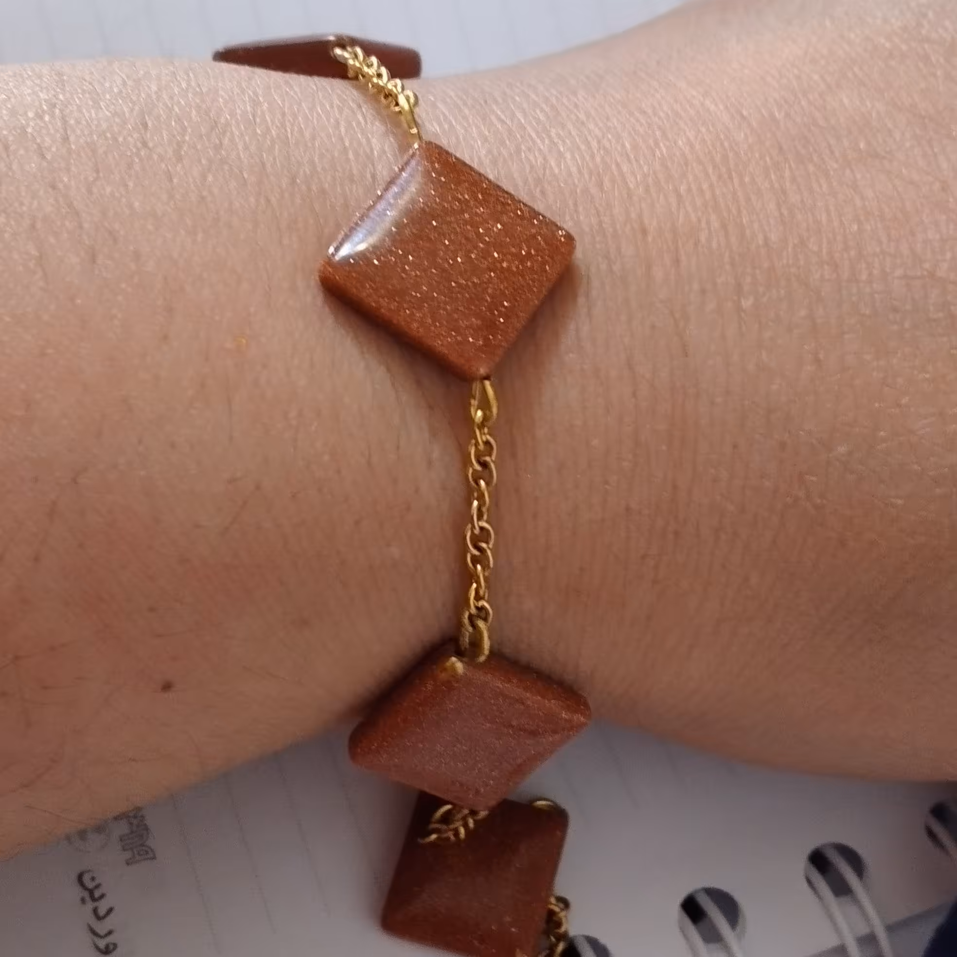 دستبندسنگ دلرباقهوه ای  لوزی