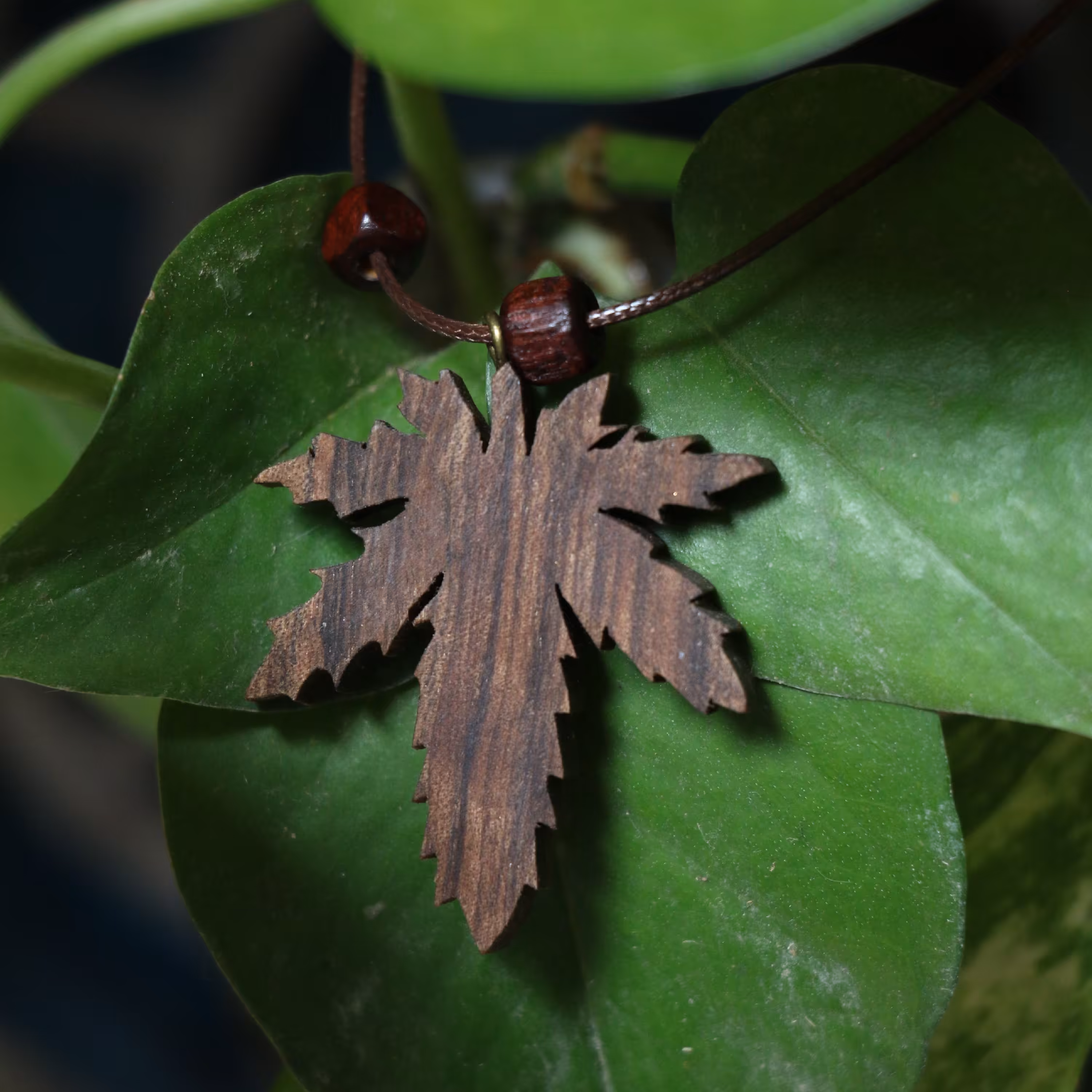 گردنبند چوبی طرح برگ