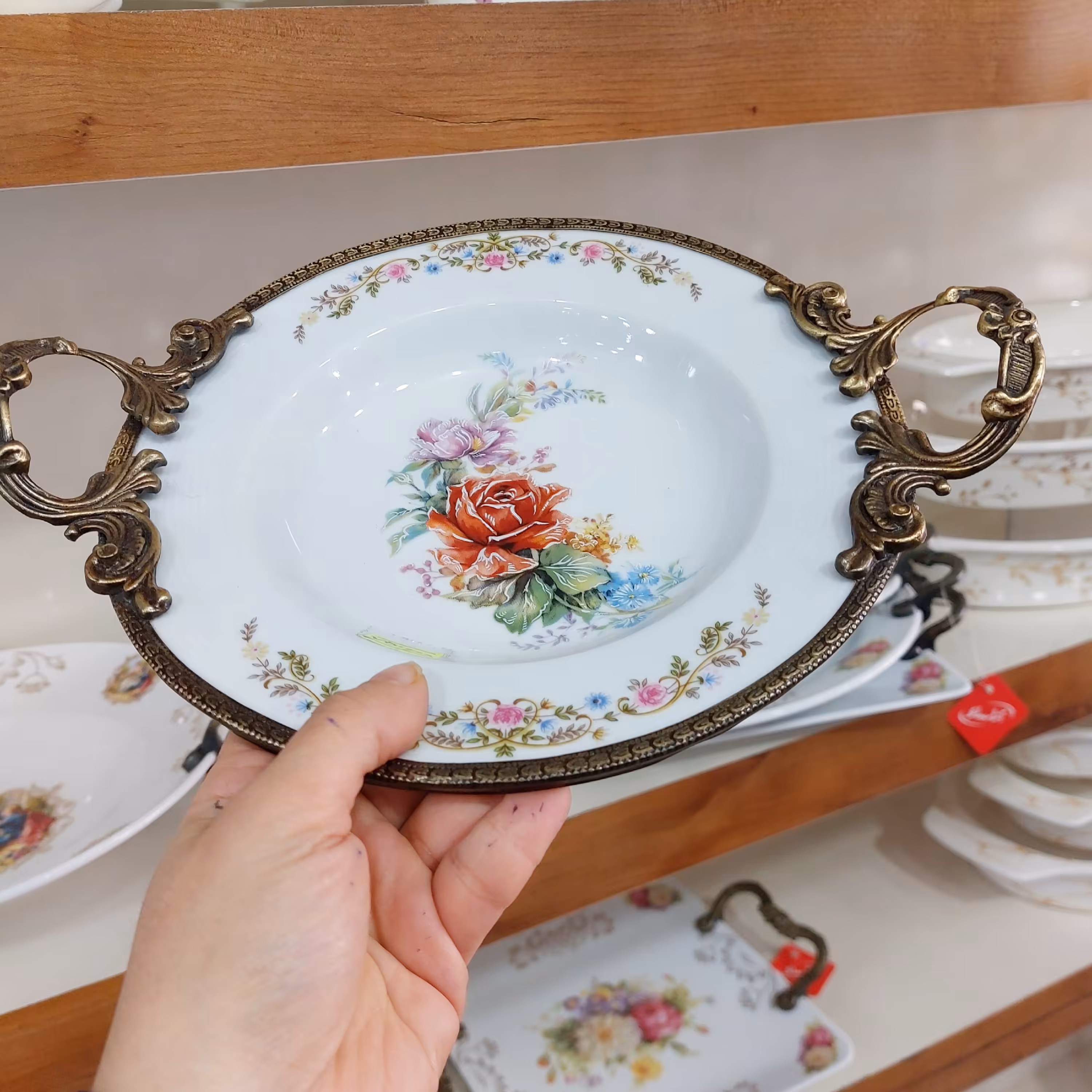 ظرف پذیرایی چینی  پایه دار دسته برنجی