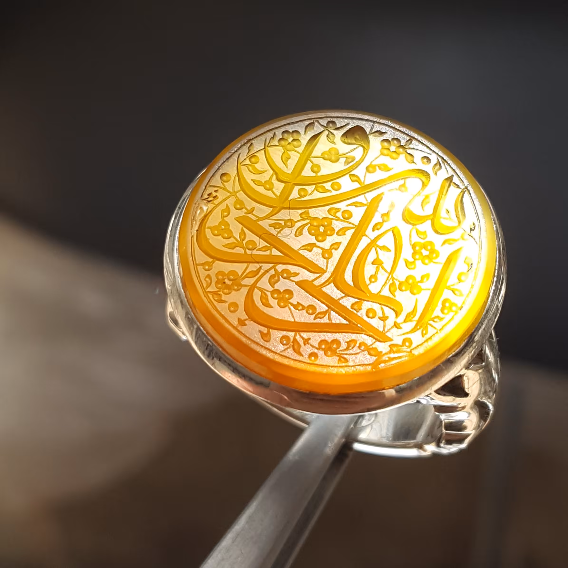 نگین عقیق زرد طبیعی خراسانی 
خط استاد وفی (علی ولی الله )
حرز امام جواد علیه السلام 
تربت امام حسین علیه السلام زیر نگین