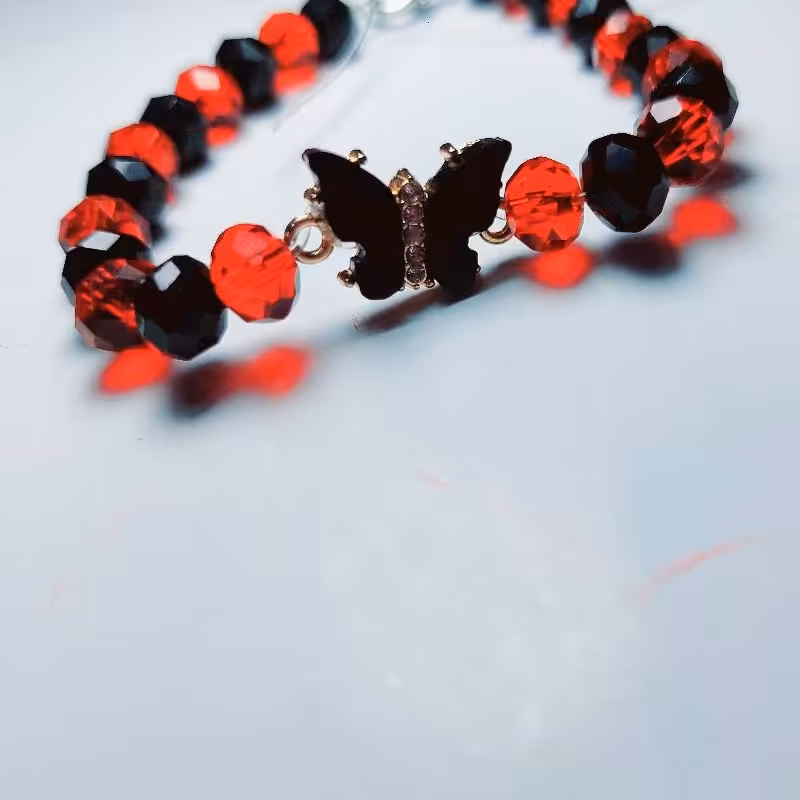 دستبند دو رنگ قرمز  و  مشکی پروانه ای