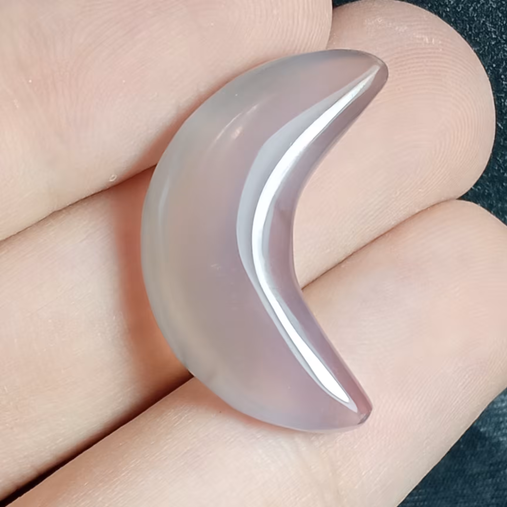 سنگ عقیق تراش هلال ماه بسیار زیبا و کاملا طبیعی