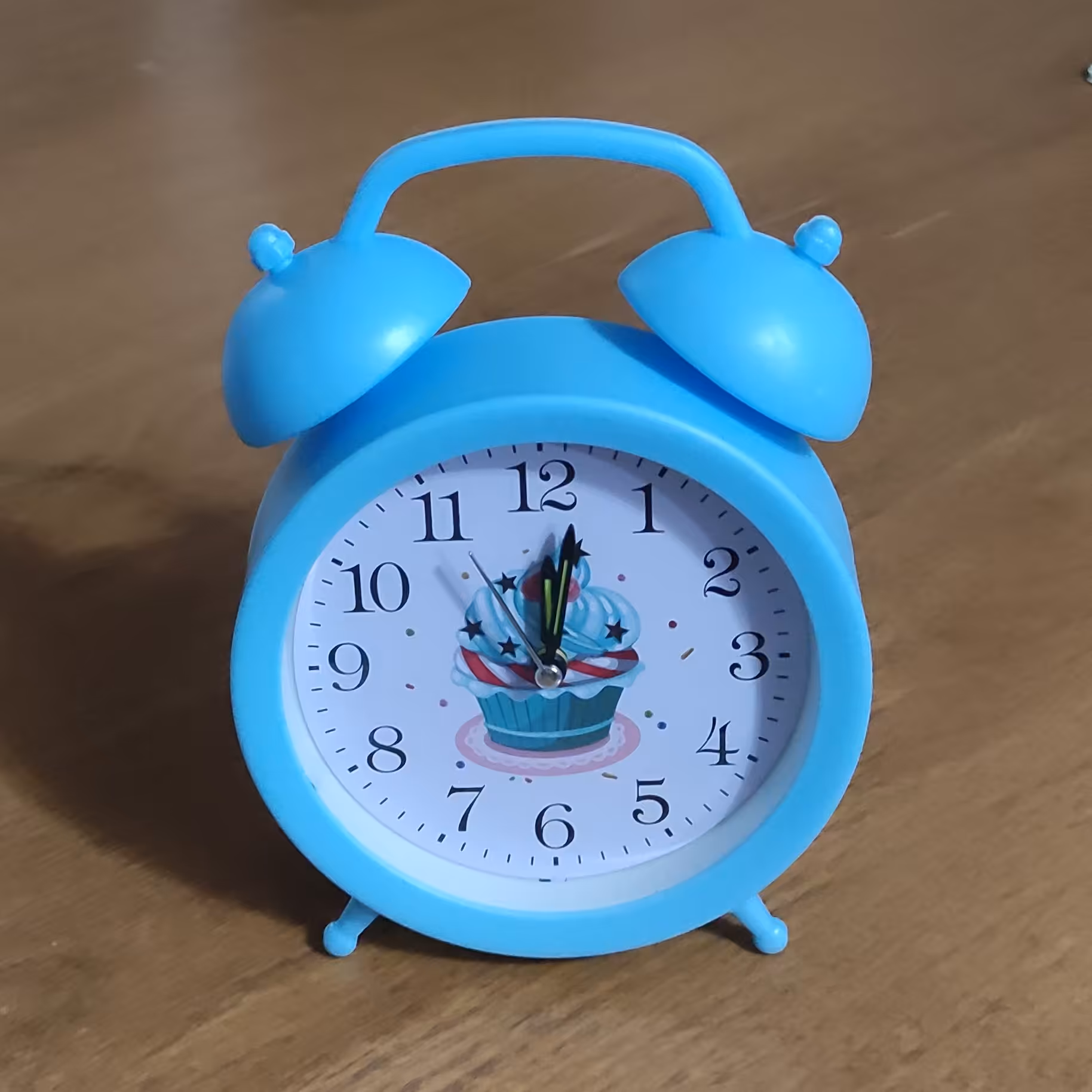 ساعت رو میزی زنگدار فانتزی  آبی آسمانی طرح کاپ کیک