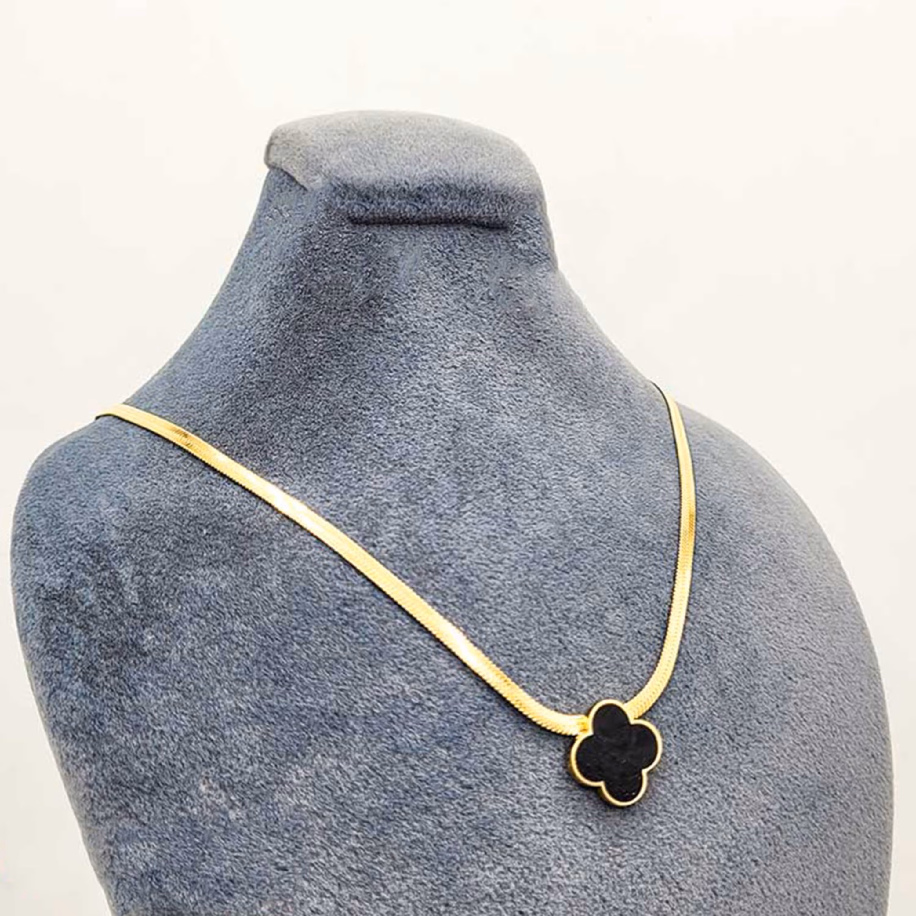 گردنبند ونکلیف مشکی زنجیر ساده  و ماری