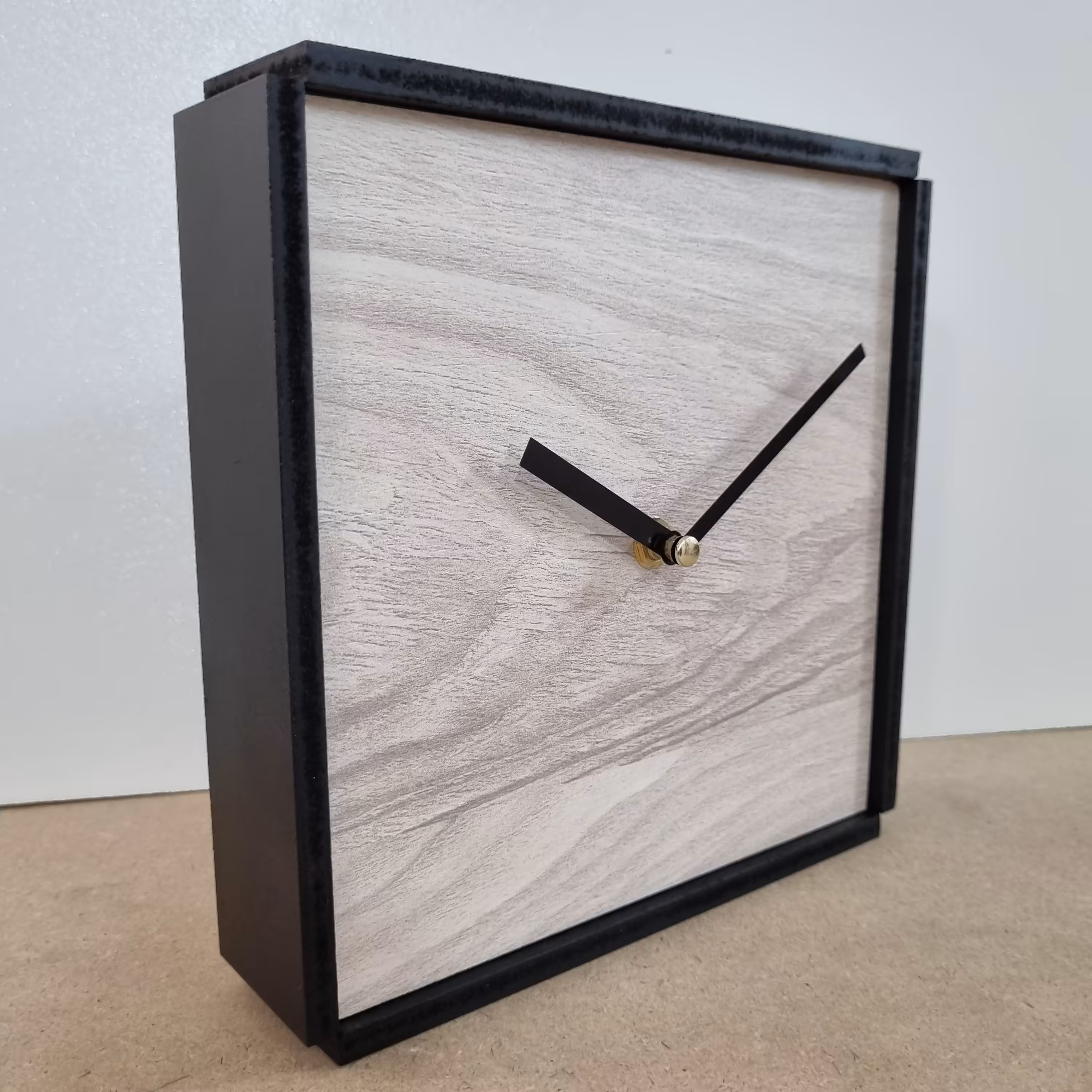 ساعت رومیزی  و دیواری  20 در 20  کرم نسکاف ای