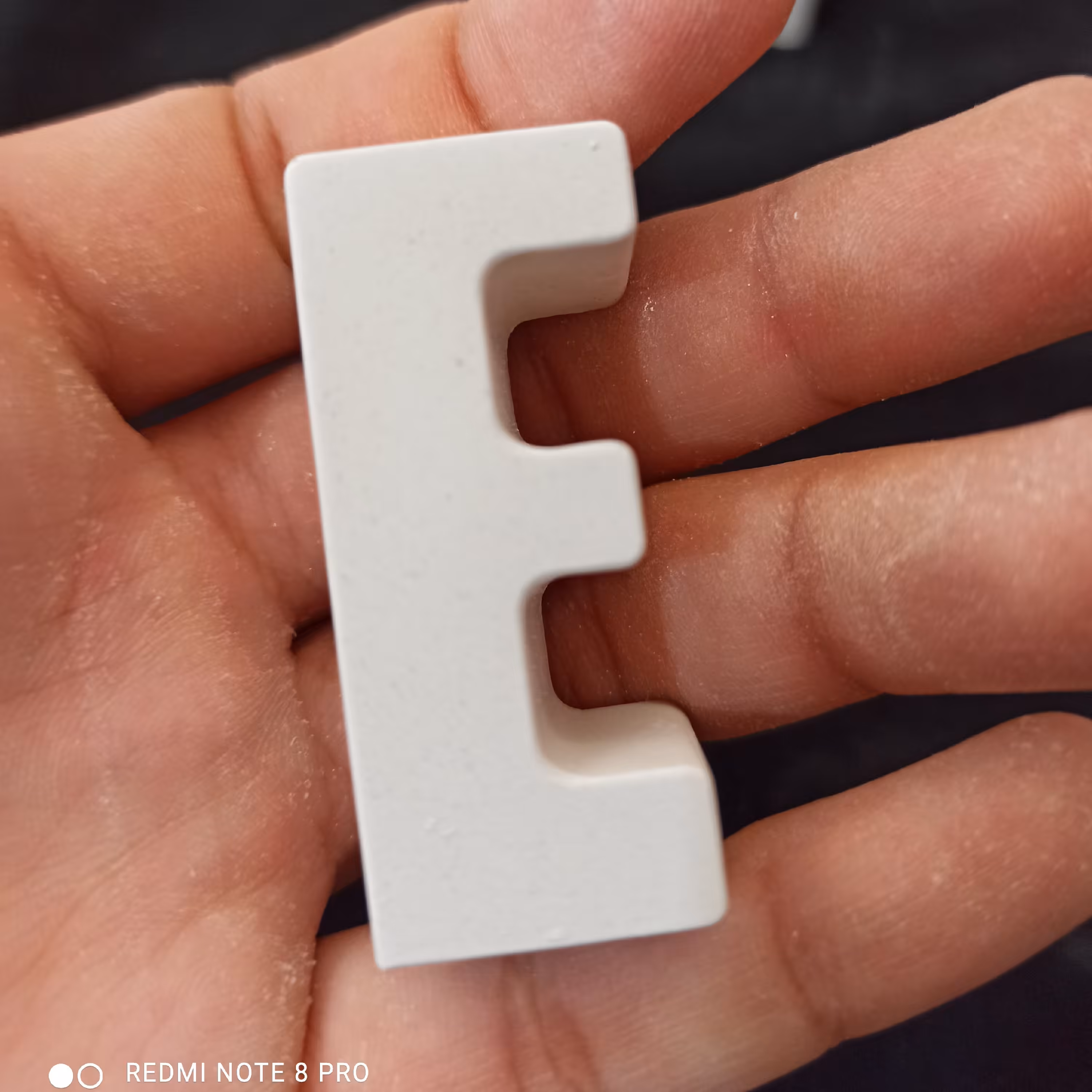 بیس خام حرف E ، فونت ساده 5 سانتی متری ، جنس بتنی سنگی ، ضخامت 2 سانتی متر