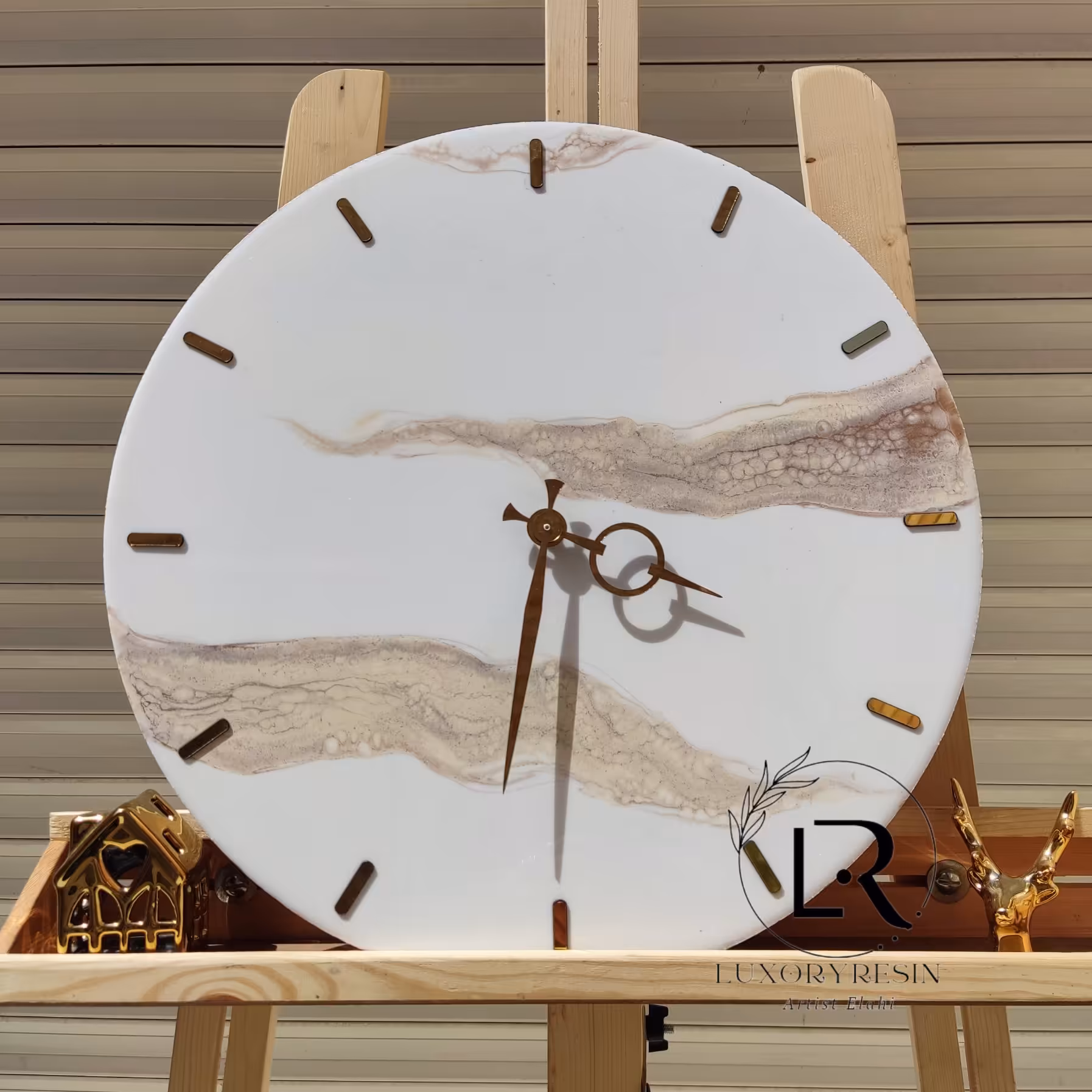 ساعت دیواری رزینی سایز 50سانت رنگ کرمی موتور آرام گرد همراه عقربه و نشانه ساعت جنس مولتی استایل طلایی