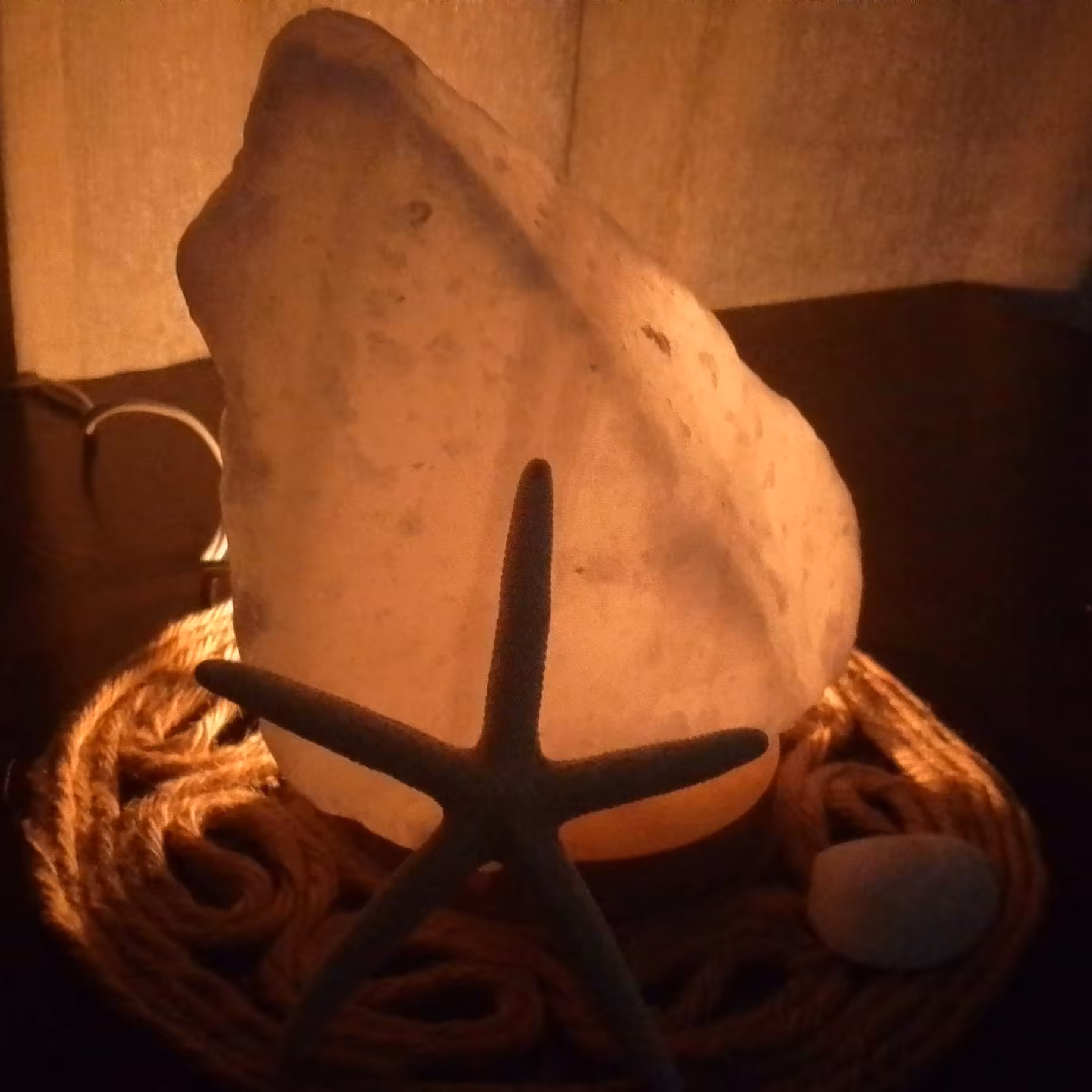 آباژور سنگ نمک مدل صخره کد001  پایه ی mdf فیلتر رنگی کلید خاموش روشن