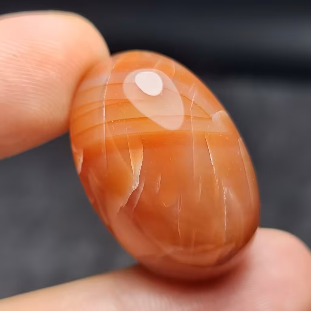  نگین درشت فوق العاده زیبای سنگ عقیق بسیار خاص اصل معدنی ابعاد 30 در 20 میلیمتر 
کد 27585
