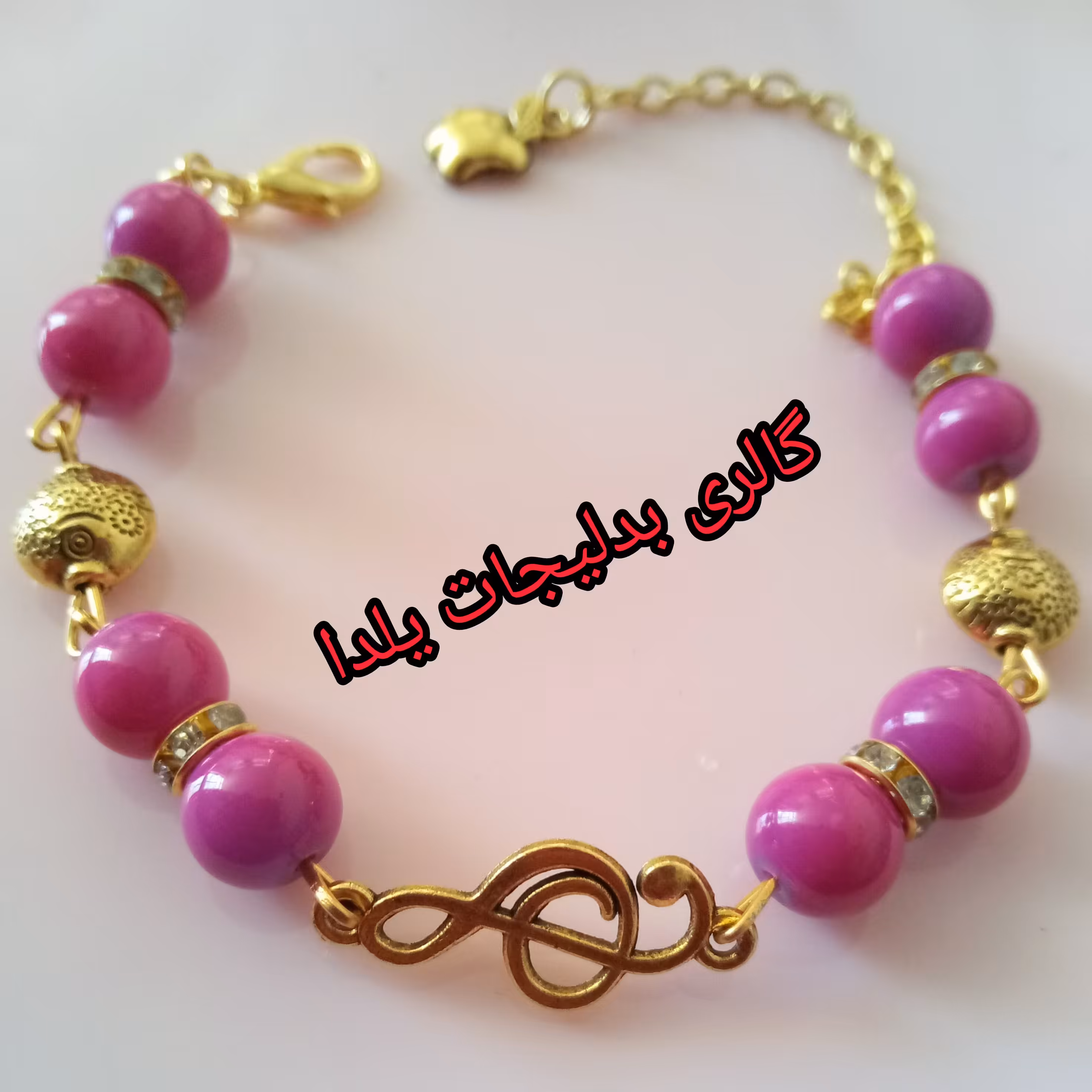 بدلیجات دستبند ماهی طلایی وکلیپ سل تزئین شده با مهره های صورتی واویز سیب طلایی 