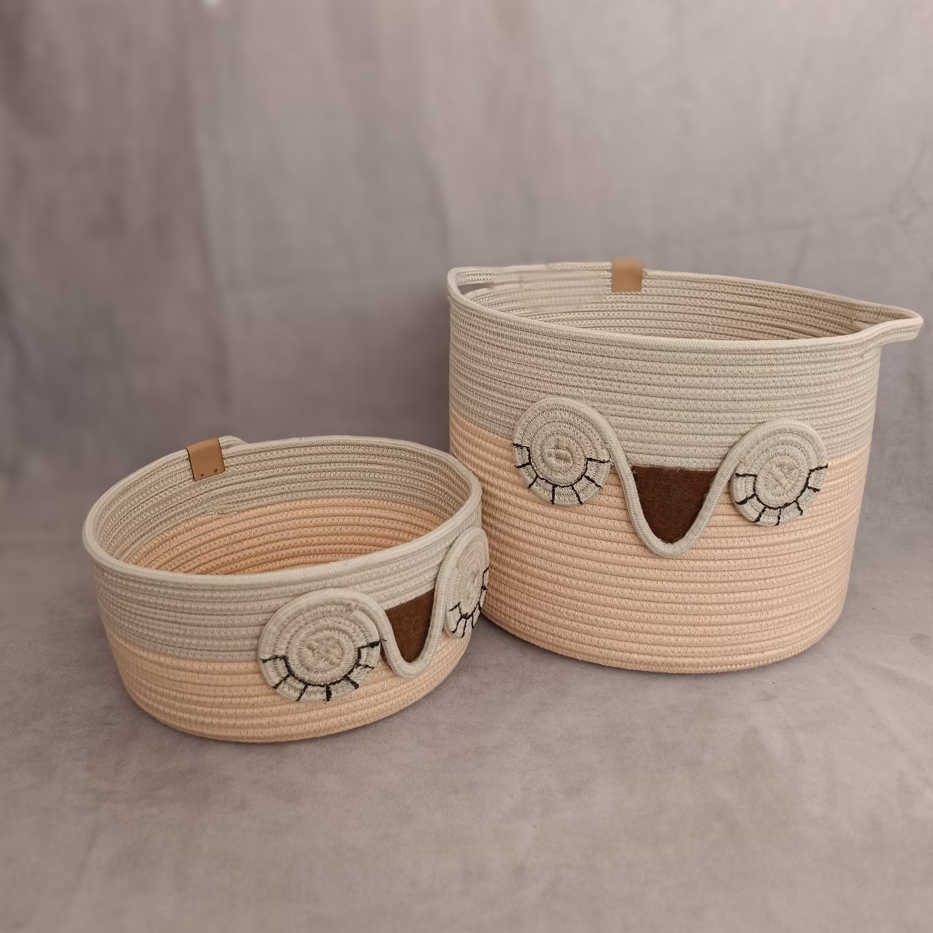 نظم دهنده اتاق کودک. شیک و بادوام. مناسب برای سیسمونی