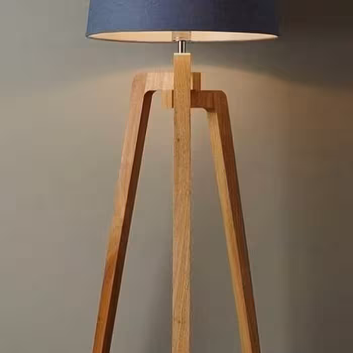 آباژور کنار سالنی ایستاده عصایی بدون کلاهک