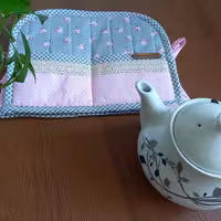 کاور قوری حجم دار  جنس کتان نخ  دارای دو جیب 