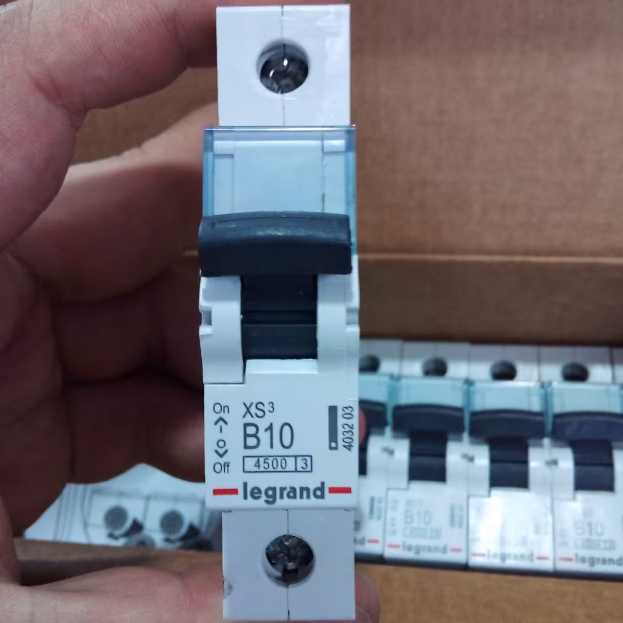 فیوز مینیاتوری تک فاز لگراند 10 آمپر کلاس B10