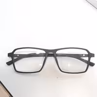 عینک طبی  با عدسی فتوکرومیک  مخصوص افرادی که حساسیت به نور افتاب و رانندگی در شب همراه با جلد و دستمال عینک 