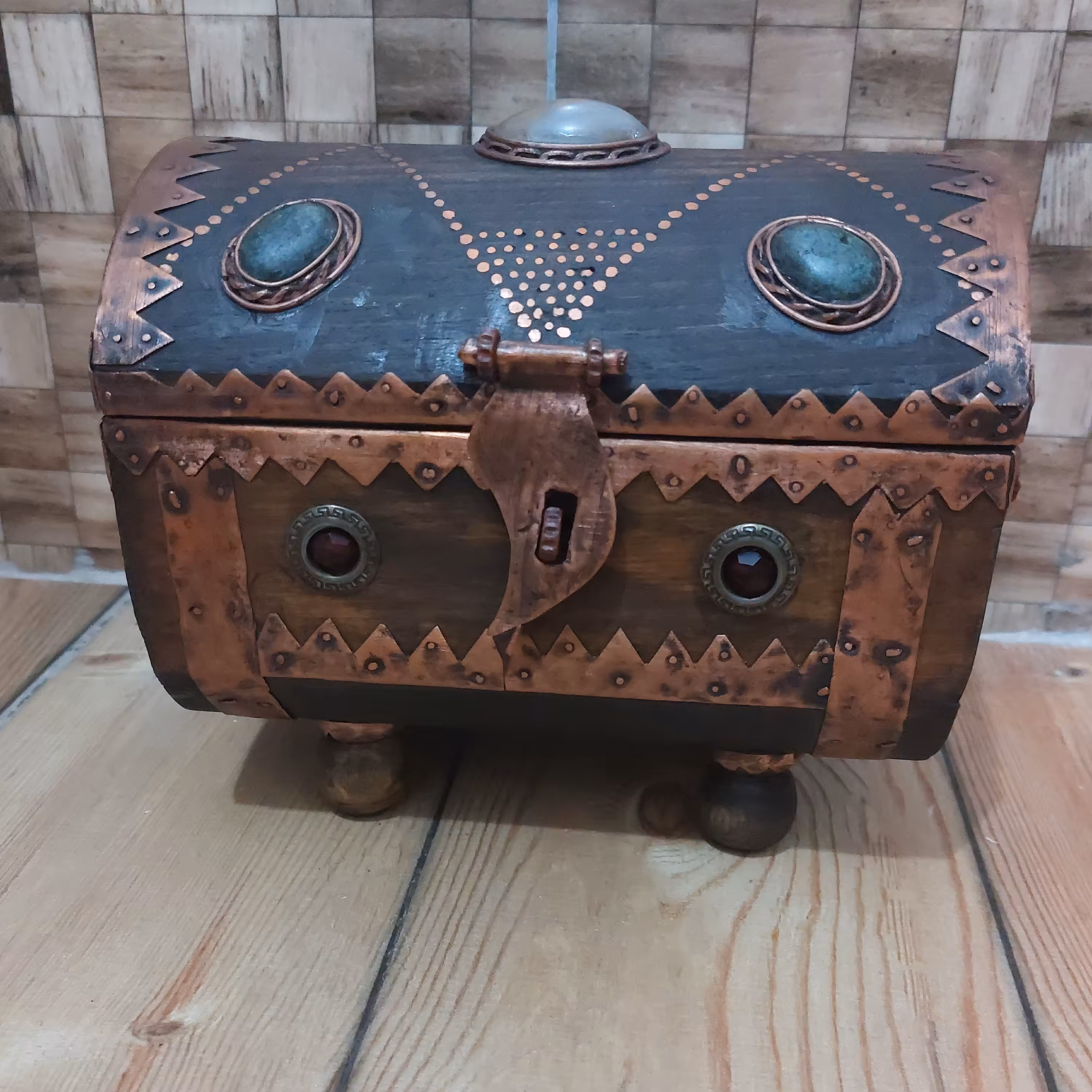 صندوقچه چوبی و مسی دست ساز با سنگ های زینتی طبیعی