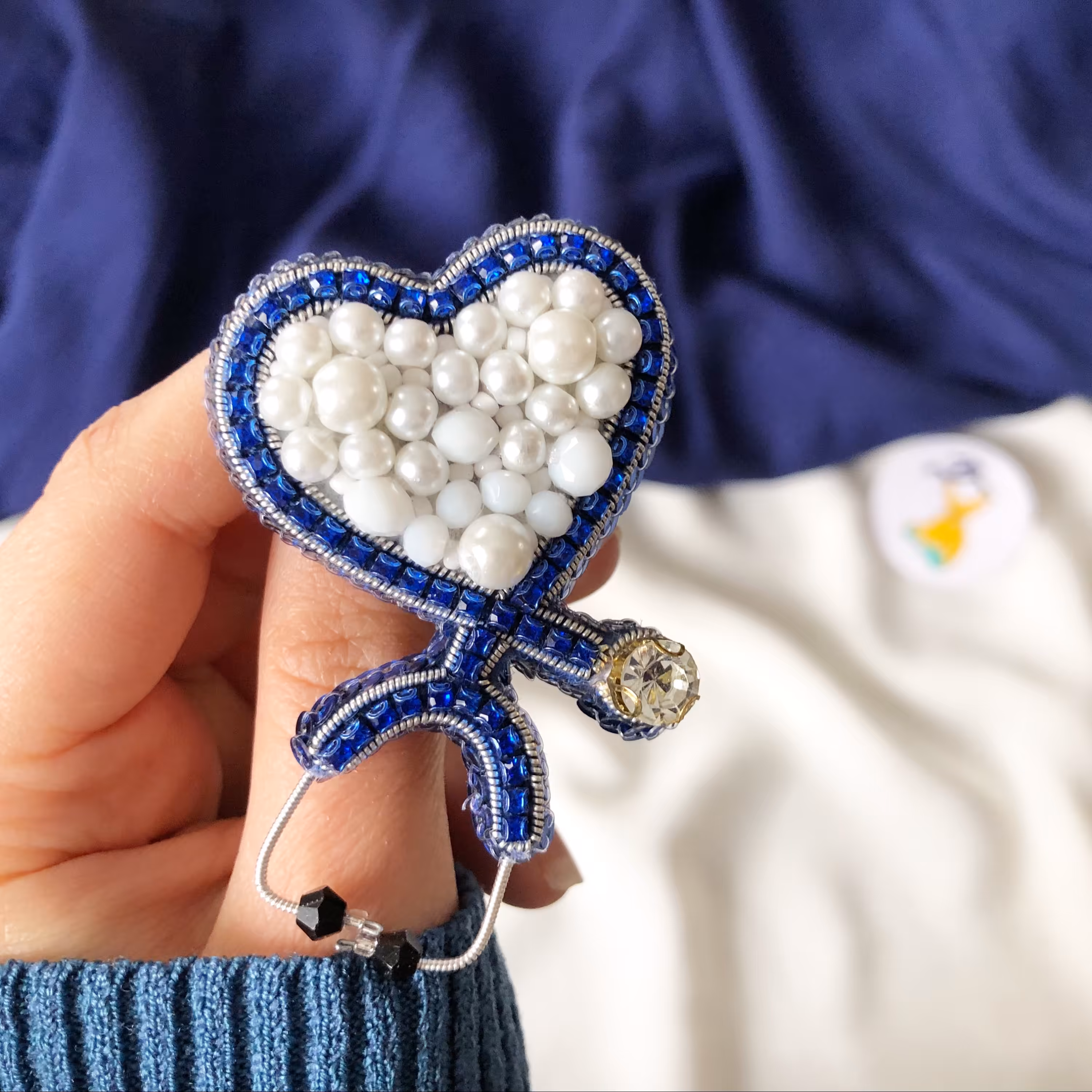 سنجاق سینه جواهردوزی گوشی پزشکی