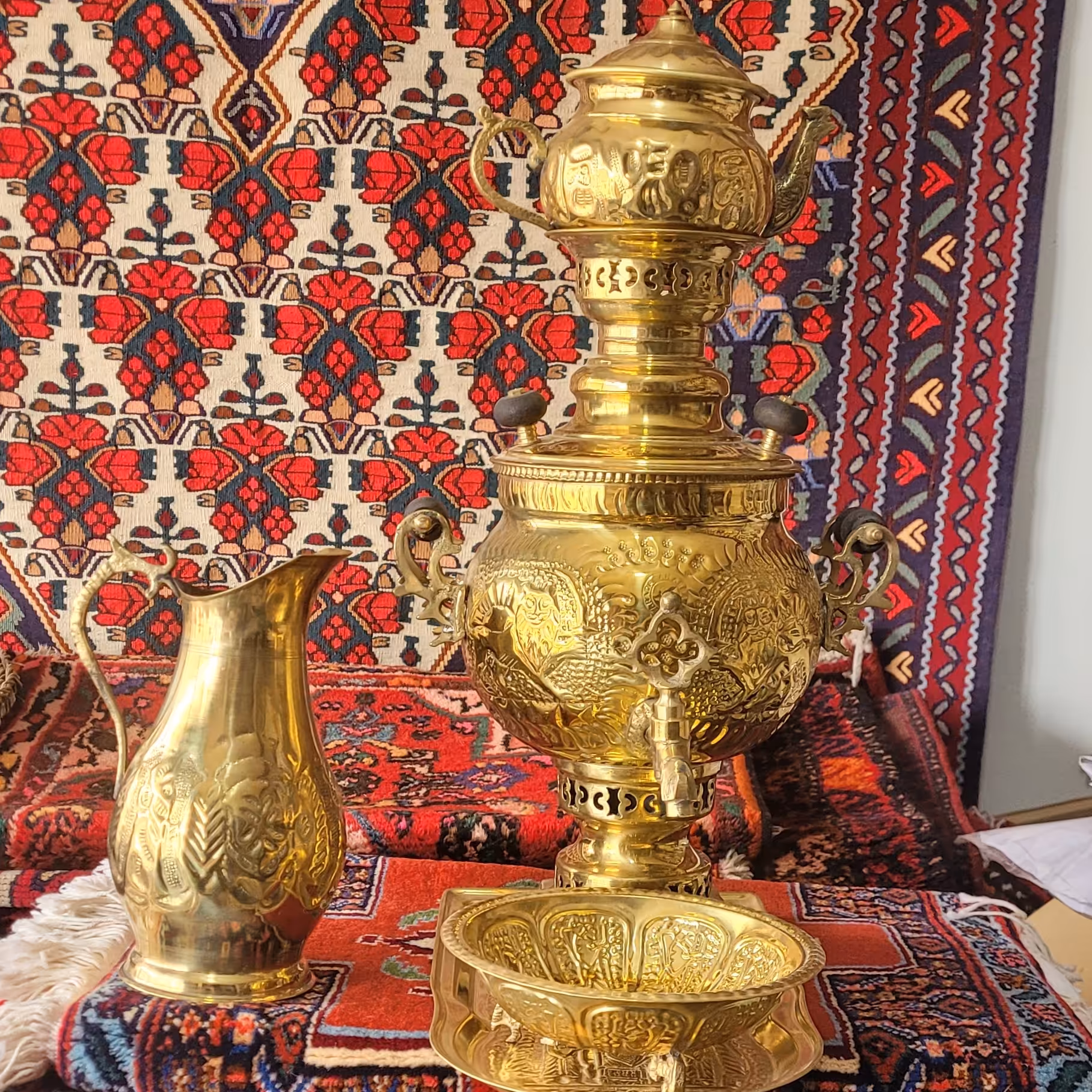 سماور  برنجی ذغالی قلم کاری 3 لیتری به همراه 4 تیکه وسایل