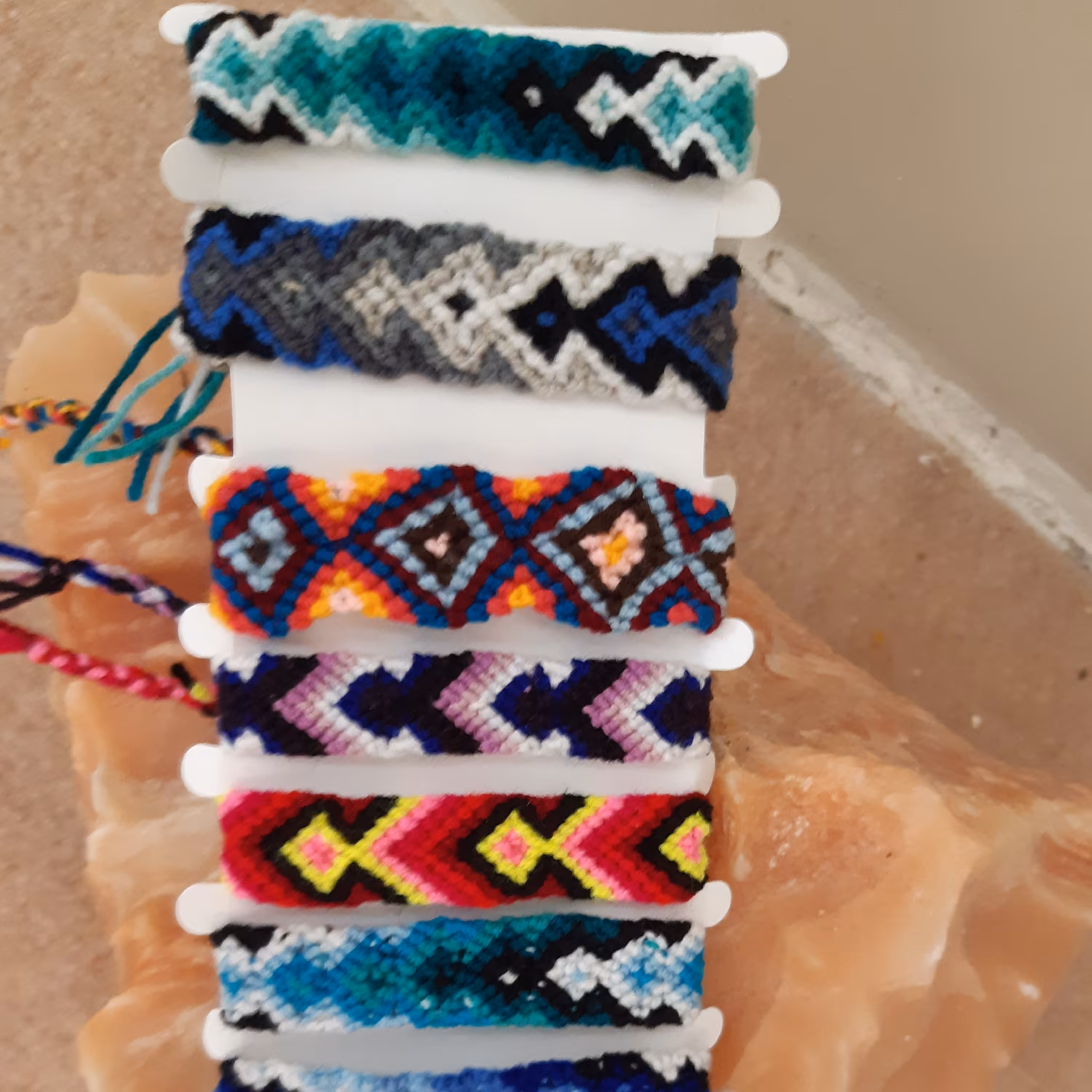 پابند. دستبندهای دوستی رنگارنگ بافت با نخ کاموا. آبی طوسی. مناسب آقایان و خانمها.همه سنین