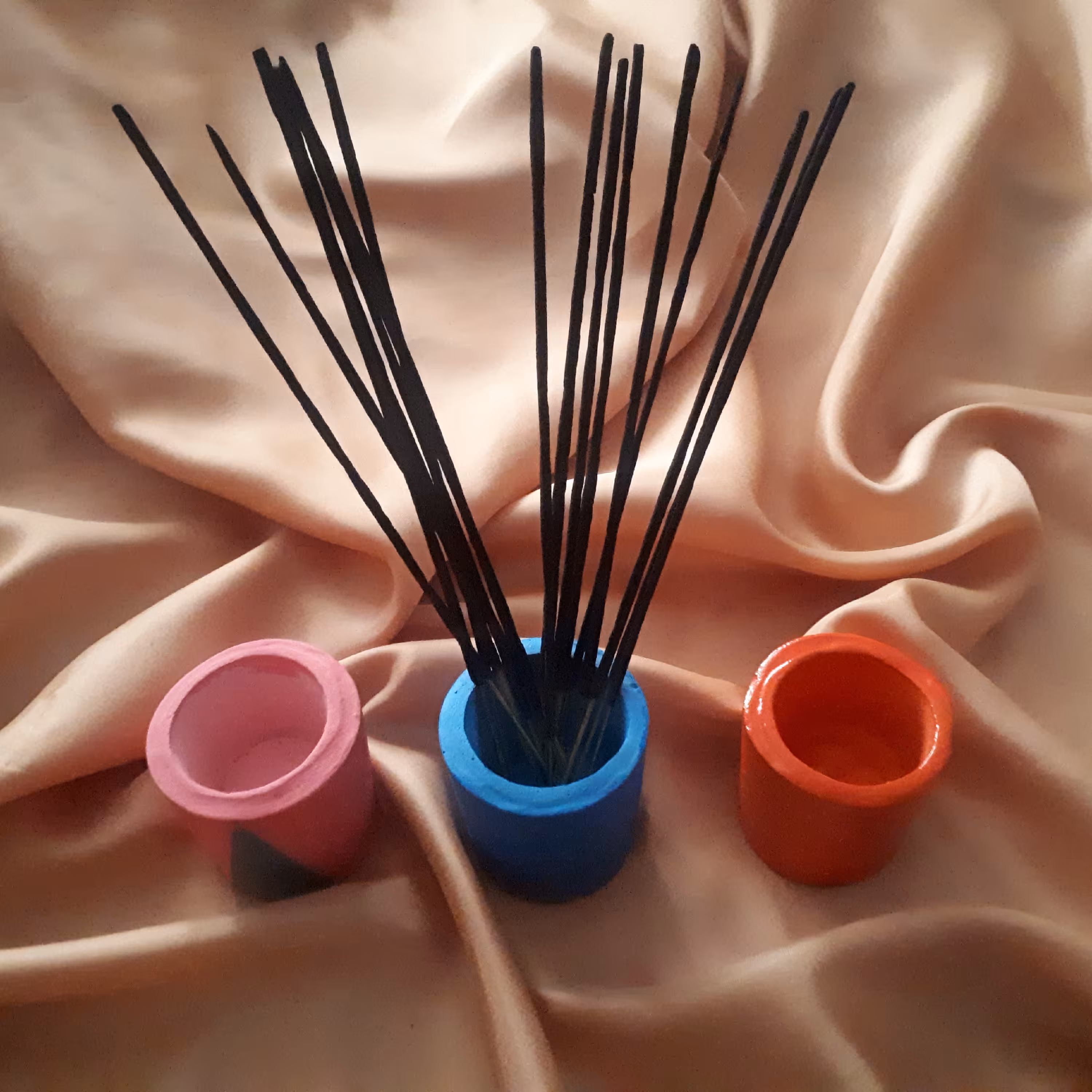 جا عودی های لیوانی در رنگهای متفاوت نارنجی آبی نفتی و طوسی صورتی با طرح سه بعدی